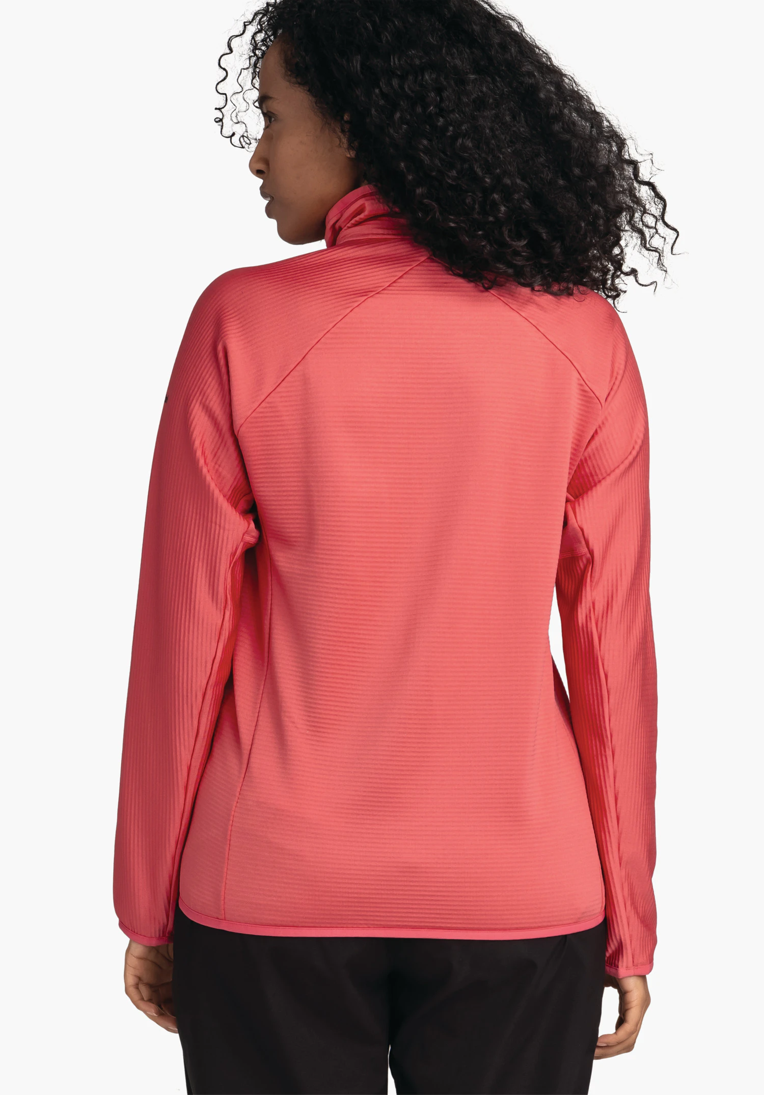 Fleece Jk Style Cascata WMS veste rouge clair, portée de dos; personne immobile, bras détendus sur les côtés, cheveux noirs bouclés visibles; fond studio blanc neutre.
