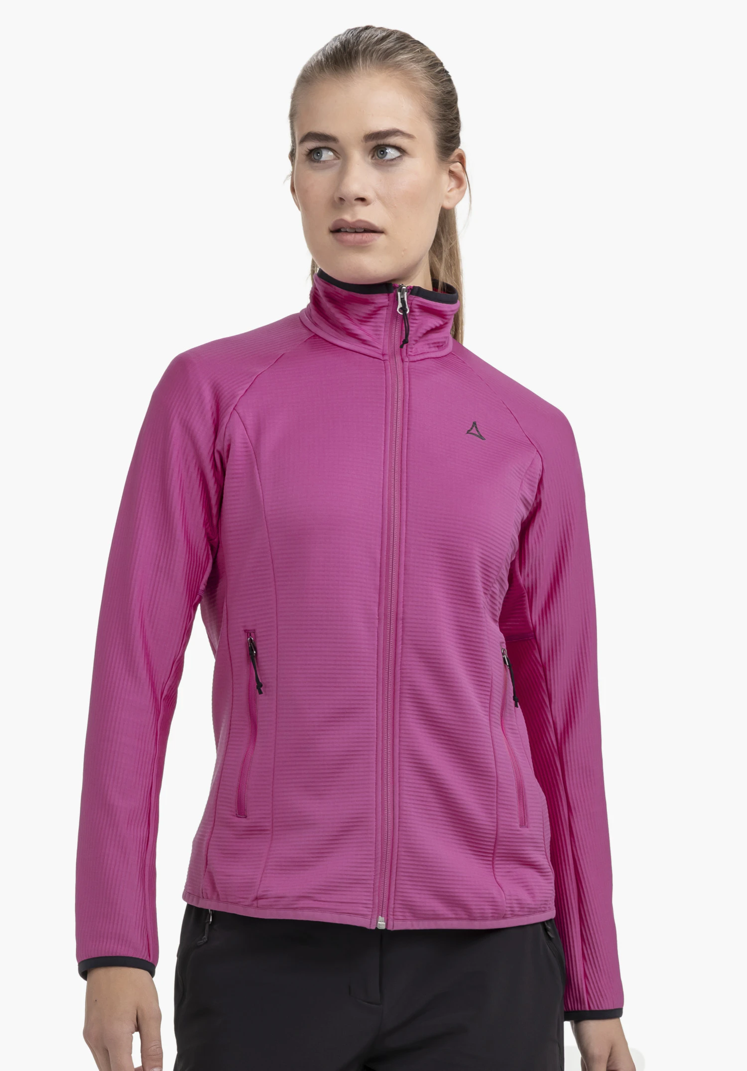 Fleece Jk Style Cascata WMS. Un mannequin se tient de face et porte la veste polaire en rose avec un zip intégral et le logo Schöffel visible sur la poitrine gauche devant un fond neutre.