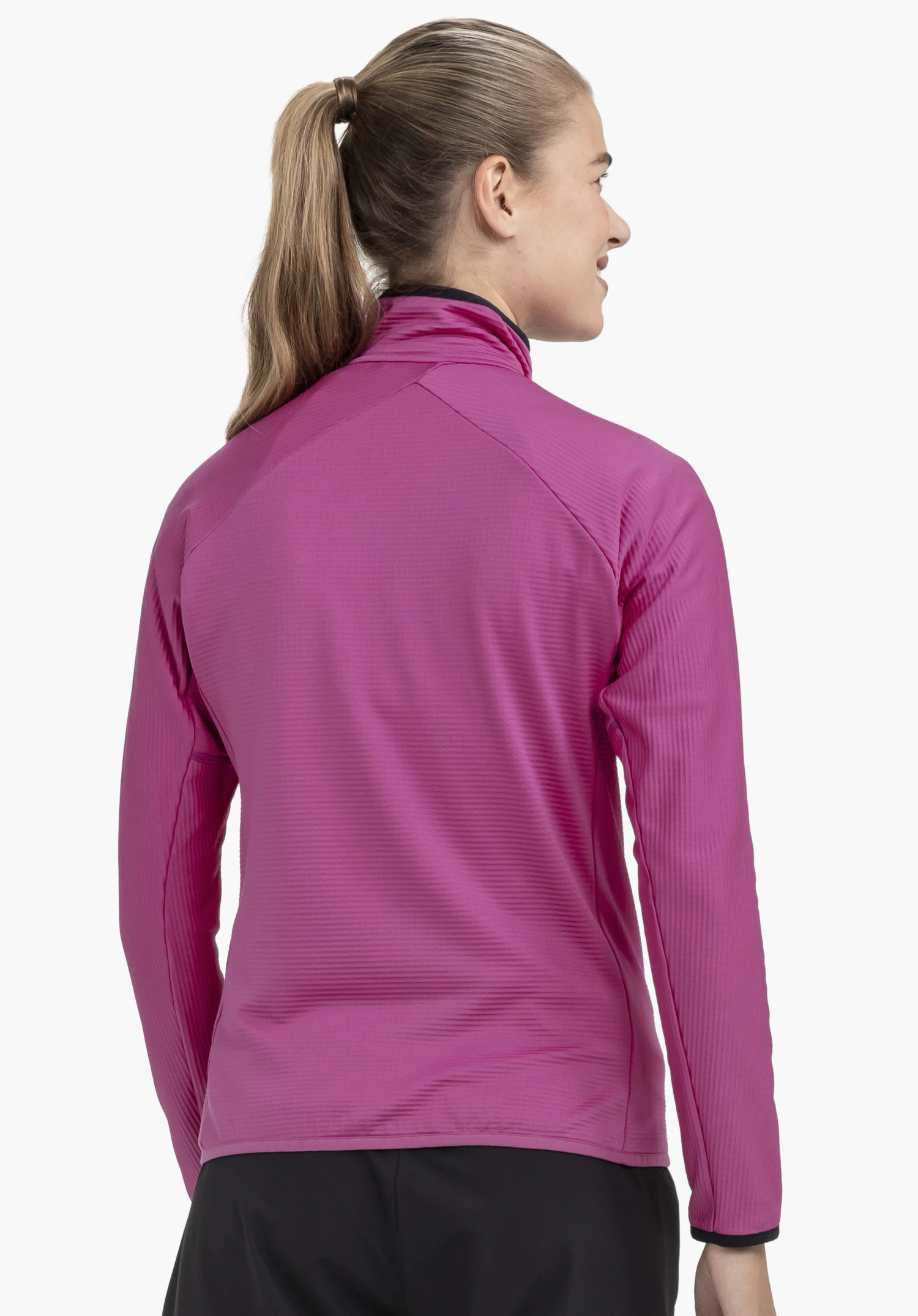 Fleece Jk Style Cascata WMS en rose en vue de dos sur un mannequin devant un fond neutre.