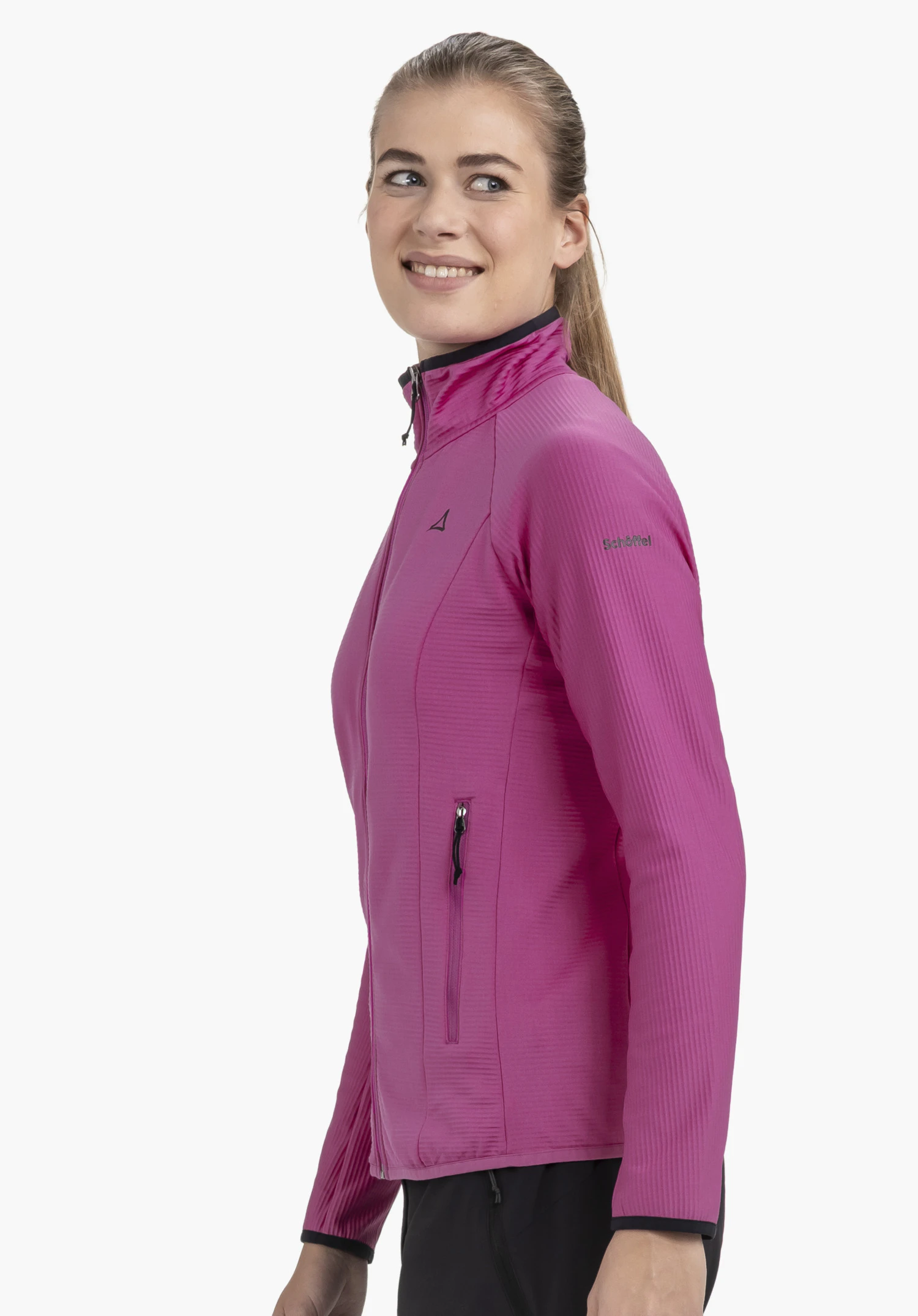 Fleece Jk Style Cascata WMS de couleur pink. Un mannequin se tient de profil et porte la veste, avec le logo Schöffel bien visible sur la poitrine et la manche gauche, photographiée devant un fond neutre.