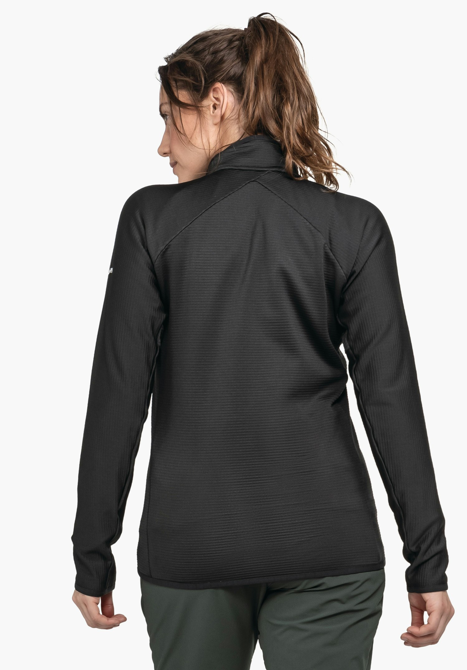 Fleece Jk Style Cascata WMS black jacket, rear view; person stands slightly turned with arms relaxed at the sides; white background, dark green trousers worn.