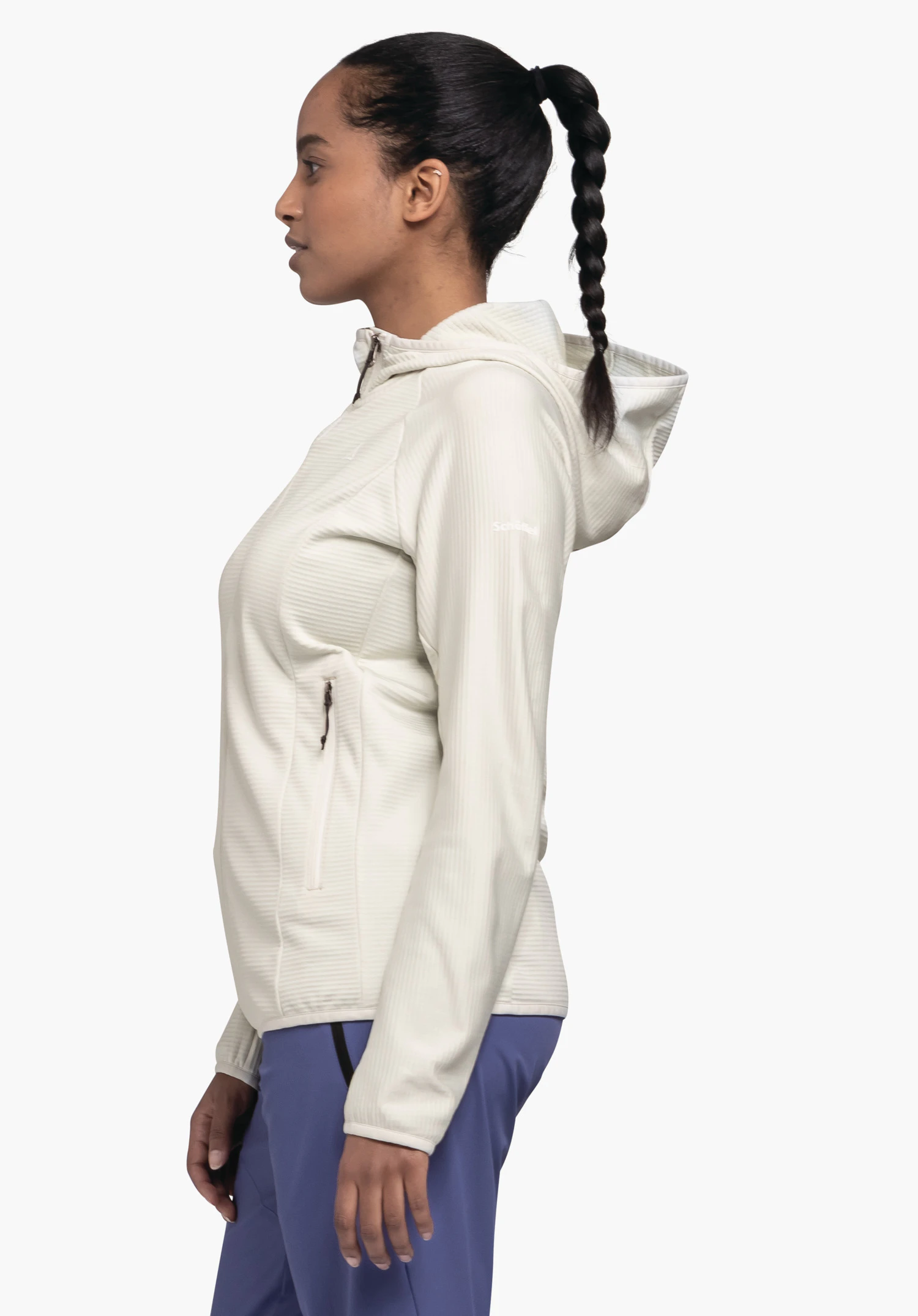 Fleece Hoody Style Cascata WMS gedragen door een model dat zijwaarts staat in de natur-kleurige jas met het Schöffel-logo zichtbaar op de mouw, tegen een neutrale achtergrond.