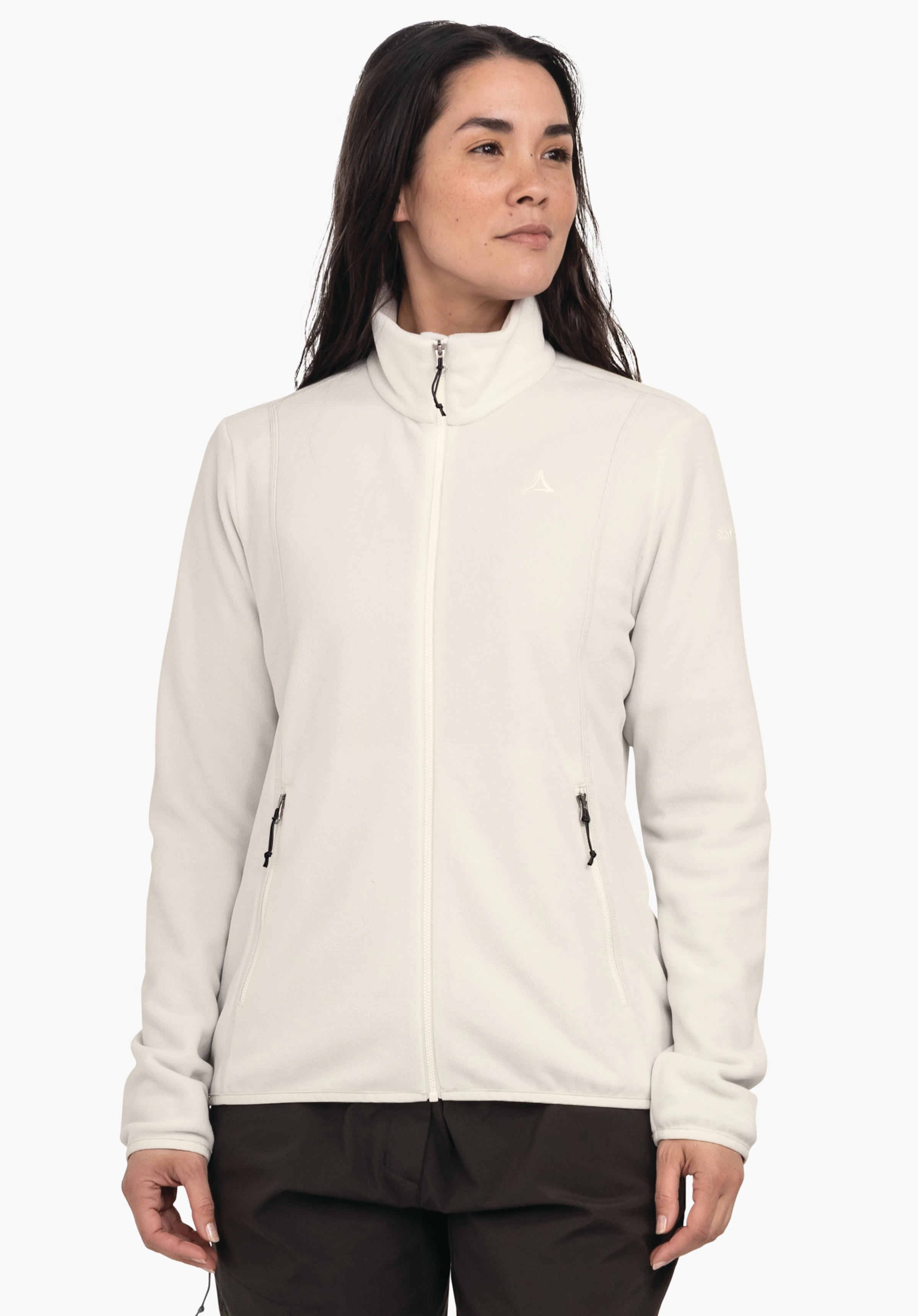 Fleece Jk Style Ash WMS Fleecejacke, hellweiß, getragen von stehender Frau; Reißverschluss geschlossen, zwei Reißverschlusstaschen; neutraler hellweiß Hintergrund; Schöffel-Logo auf der Brust.