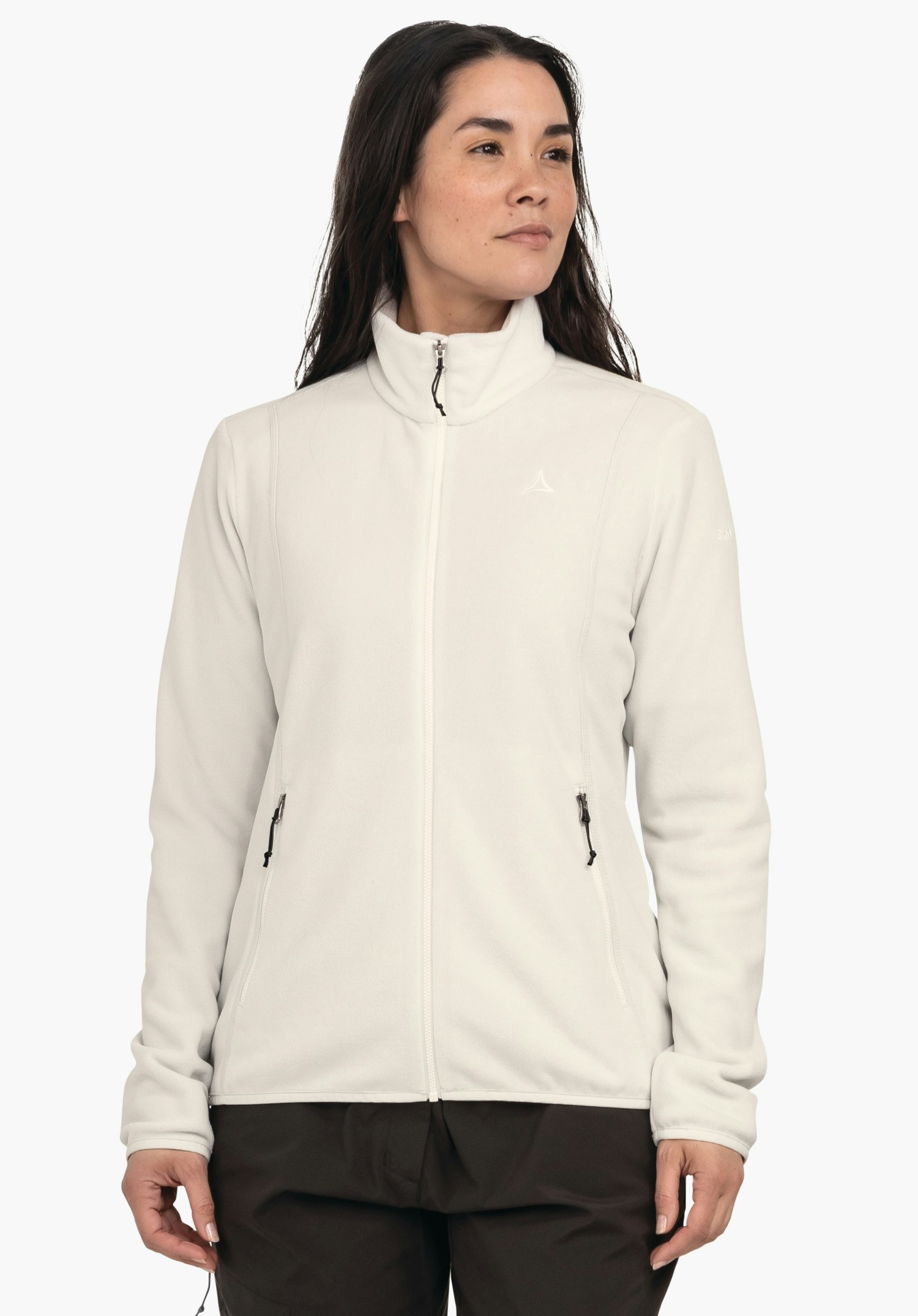 Fleece Jk Style Ash WMS Veste polaire blanc cassé portée par une femme debout; zip fermé, deux poches zippées; fond clair neutre; logo Schöffel sur la poitrine.