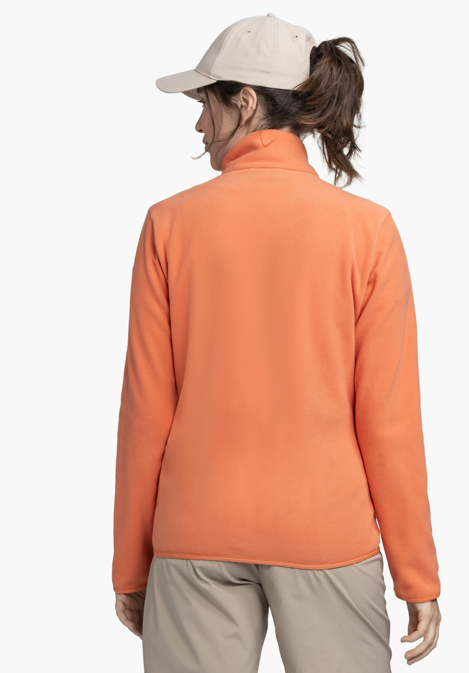 Fleece Jk Style Ash WMS in rugaanzicht op een model in het oranje tegen een neutrale achtergrond.
