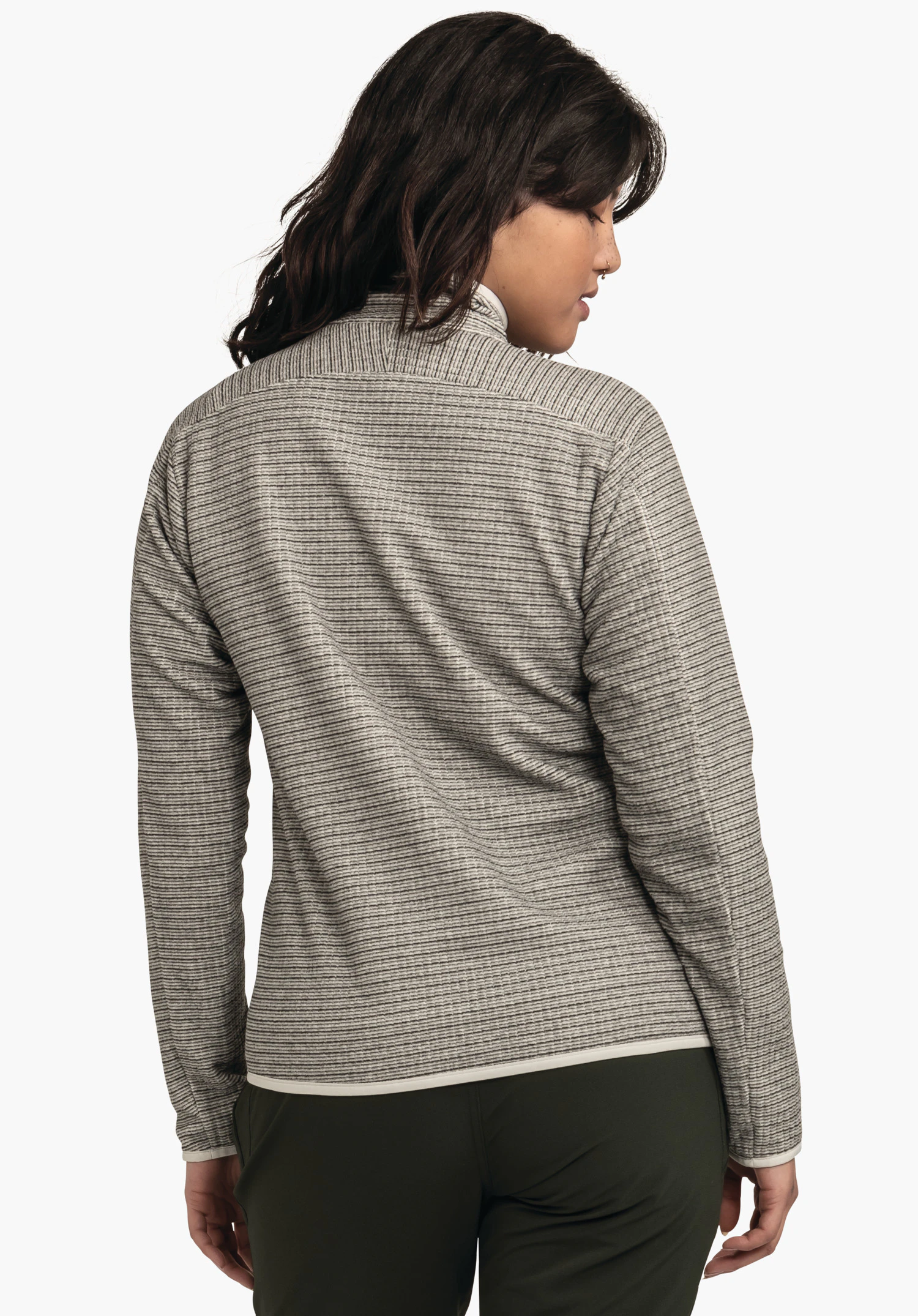 CIRC Fleece Jk Style Terxa WMS veste gris clair à fines rayures, portée par une personne debout dos à la caméra et tournant la tête sur le côté; contexte: fond blanc neutre, pantalon vert foncé visible.