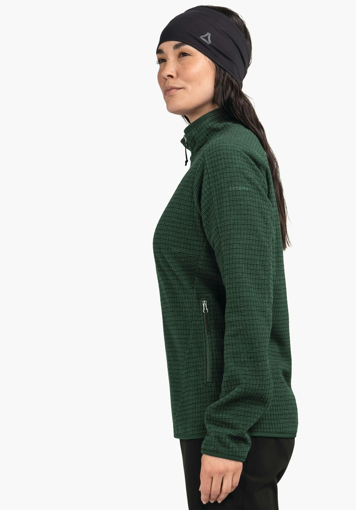 CIRC Fleece Jk Style Terxa WMS veste vert foncé portée par une personne debout de profil, regard vers l’avant; bandeau noir avec logo Schöffel; fond blanc. Texte sur la manche: "schöffel".