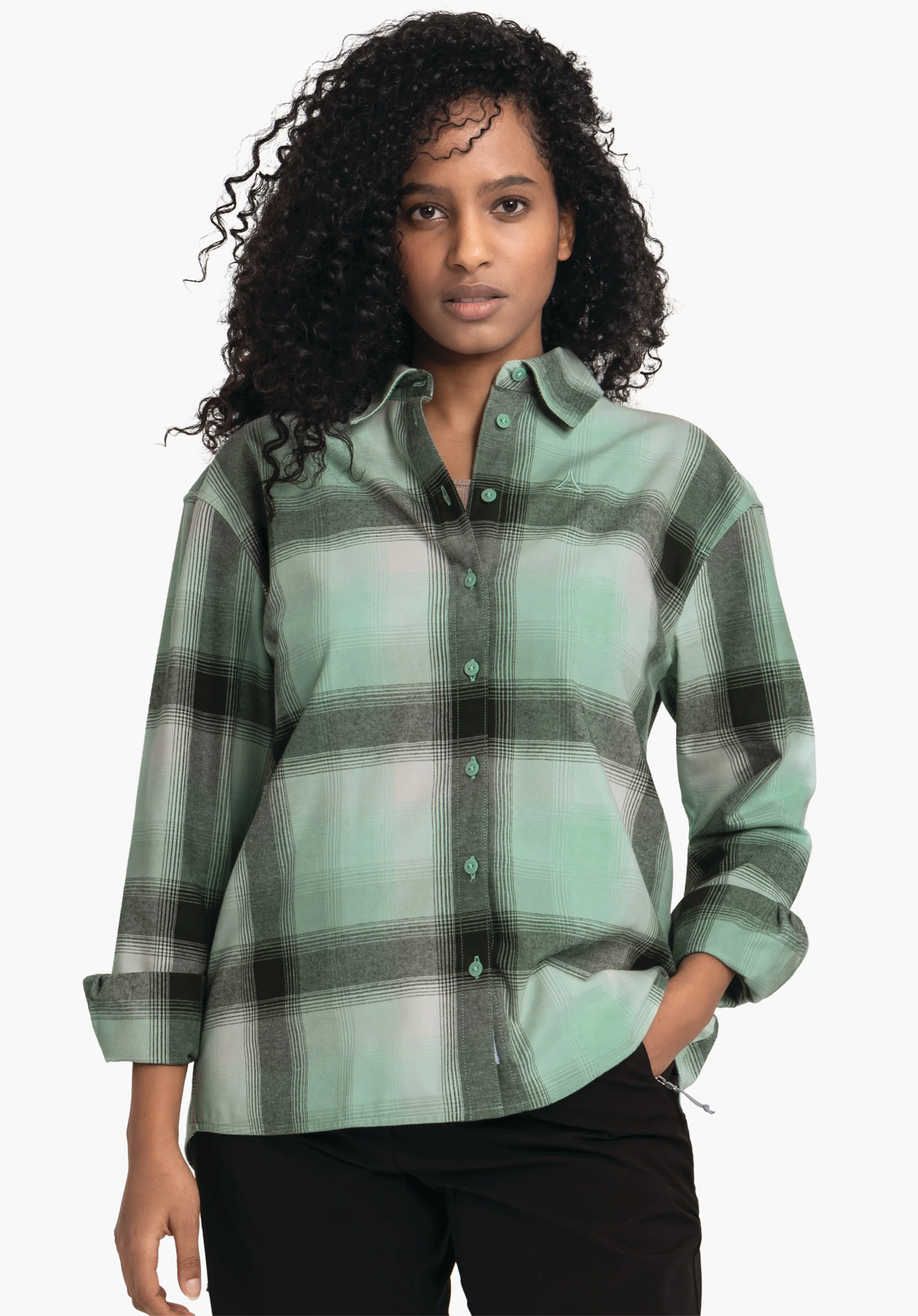 Blouse Style Limedes WMS Damenhemd in hellgrün und dunkelgrün kariert; getragen von einer Frau, frontal stehend, eine Hand in schwarzer Hosentasche, vor weißem Hintergrund.