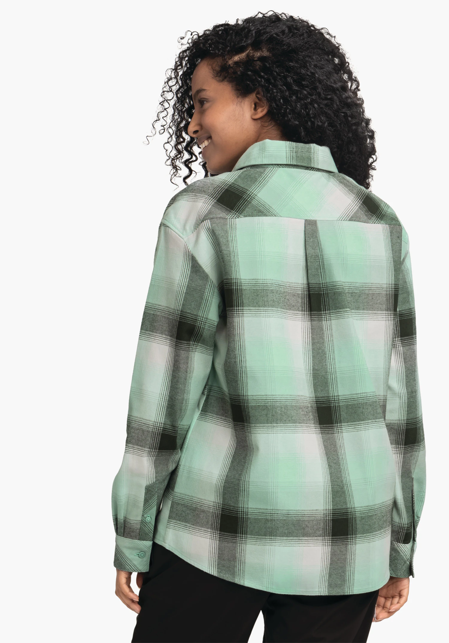 Blouse Style Limedes WMS Langärmliges, kariertes Hemd in hell grün und dunkel grün; getragen von einer Person, die lächelnd über die Schulter schaut; weißer Hintergrund, schwarze Hose sichtbar.