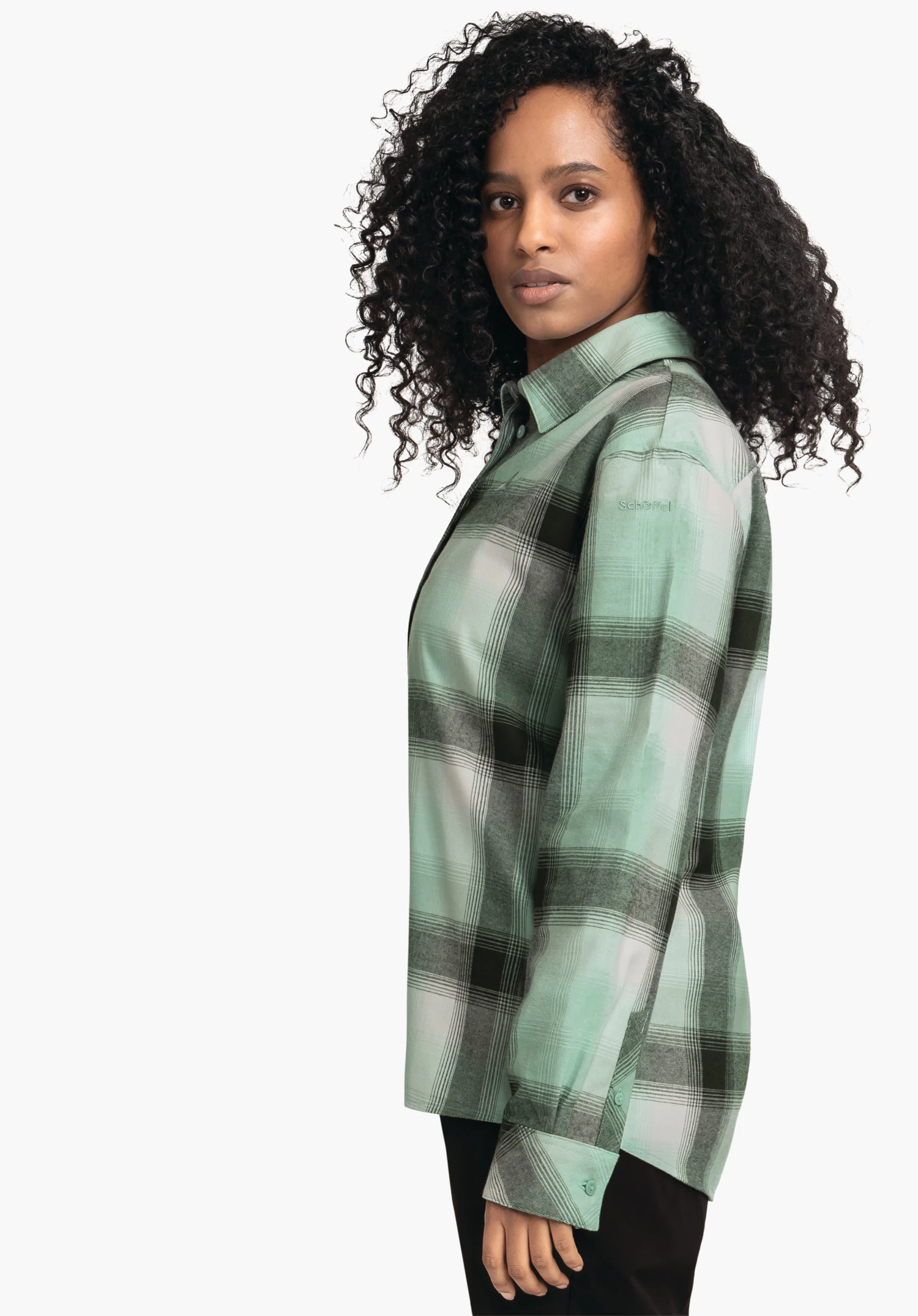 Blouse Style Limedes WMS hellgrünes, dunkelgrünes und weiß kariertes Hemd, getragen von einer Frau, die seitlich steht und zur Kamera blickt; Hintergrund weiß. Text auf Ärmel: "Schöffel".