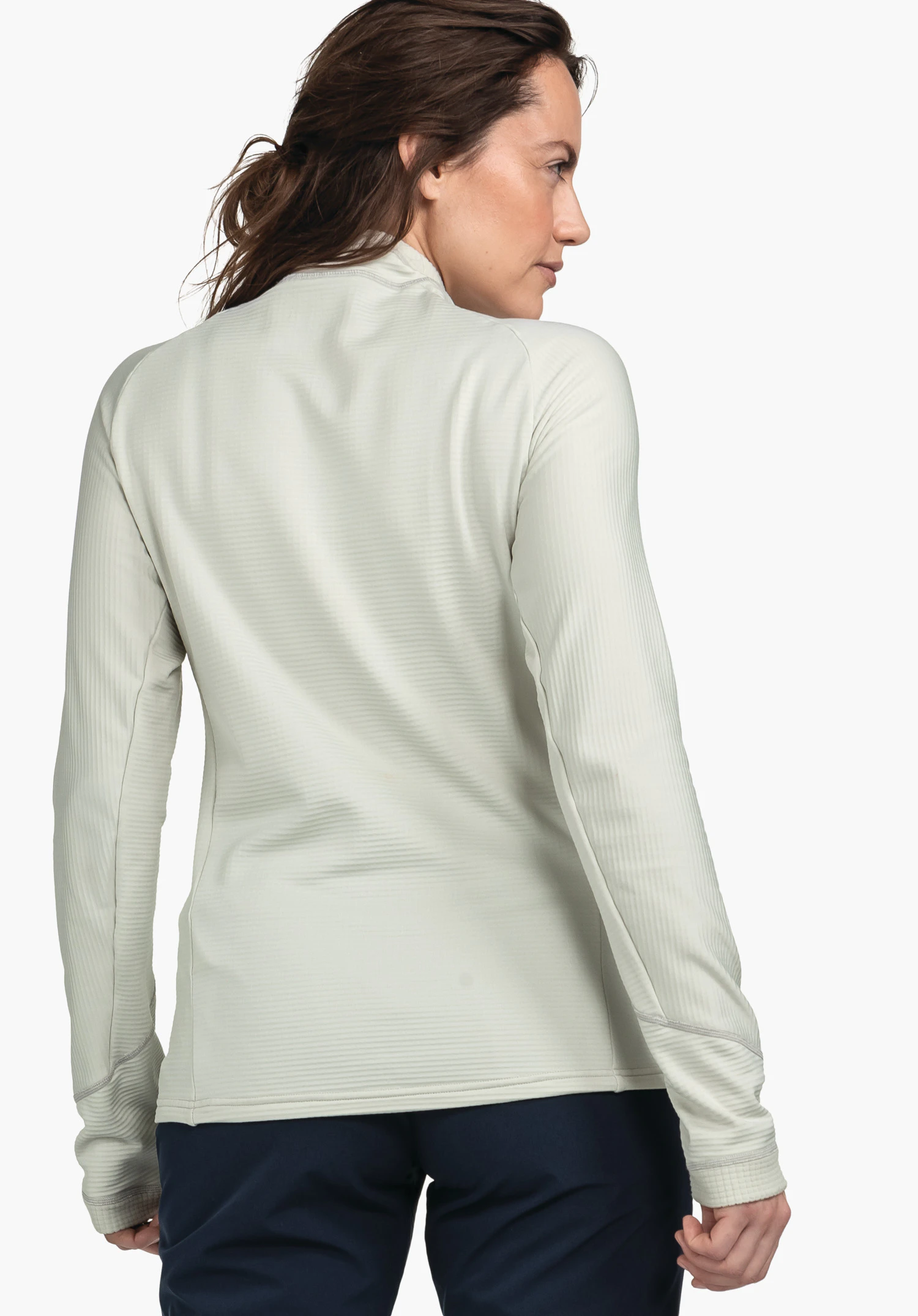 Longsleeve Style Cascata WMS lichtgroen shirt met lange mouwen, gedragen door een persoon die zich half afwendt en omkijkt; shirt valt glad over een donkerblauwe broek voor een witte achtergrond.