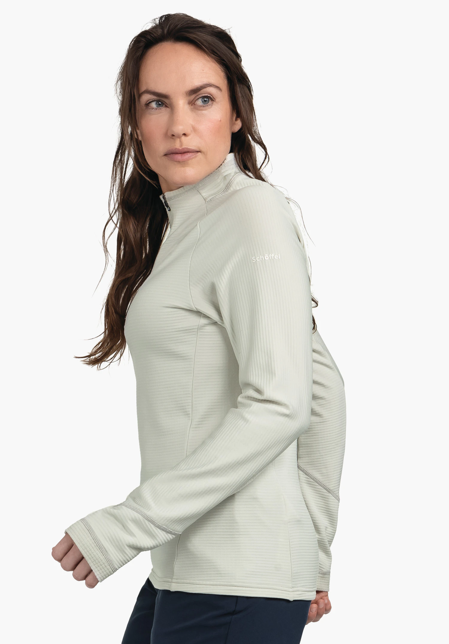 Longsleeve Style Cascata WMS lichtgroene longsleeve, gedragen door een persoon die opzij kijkt; staat voor een witte achtergrond; op de mouw tekst: Schöffel; draagt een donkerblauwe broek.