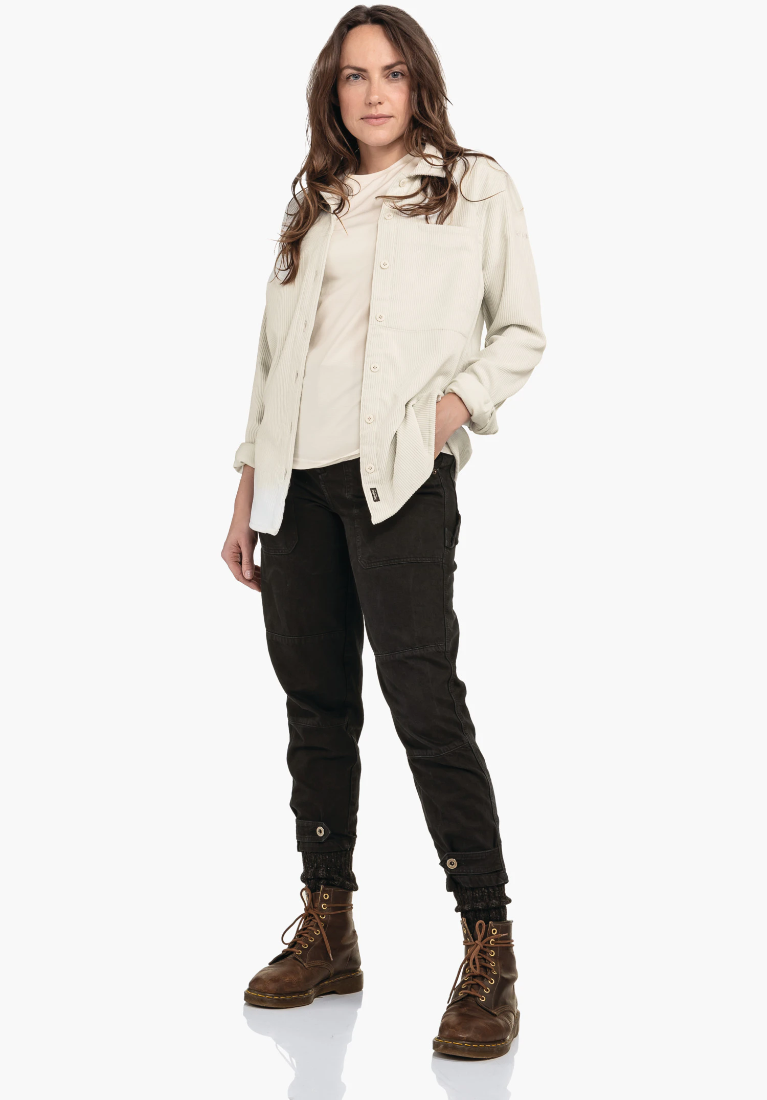 Blouse Style Lodos WMS toont de karakteristieke corduroy structuur in de kleur natuur en de knoopsluiting, close-up voor een witte achtergrond.