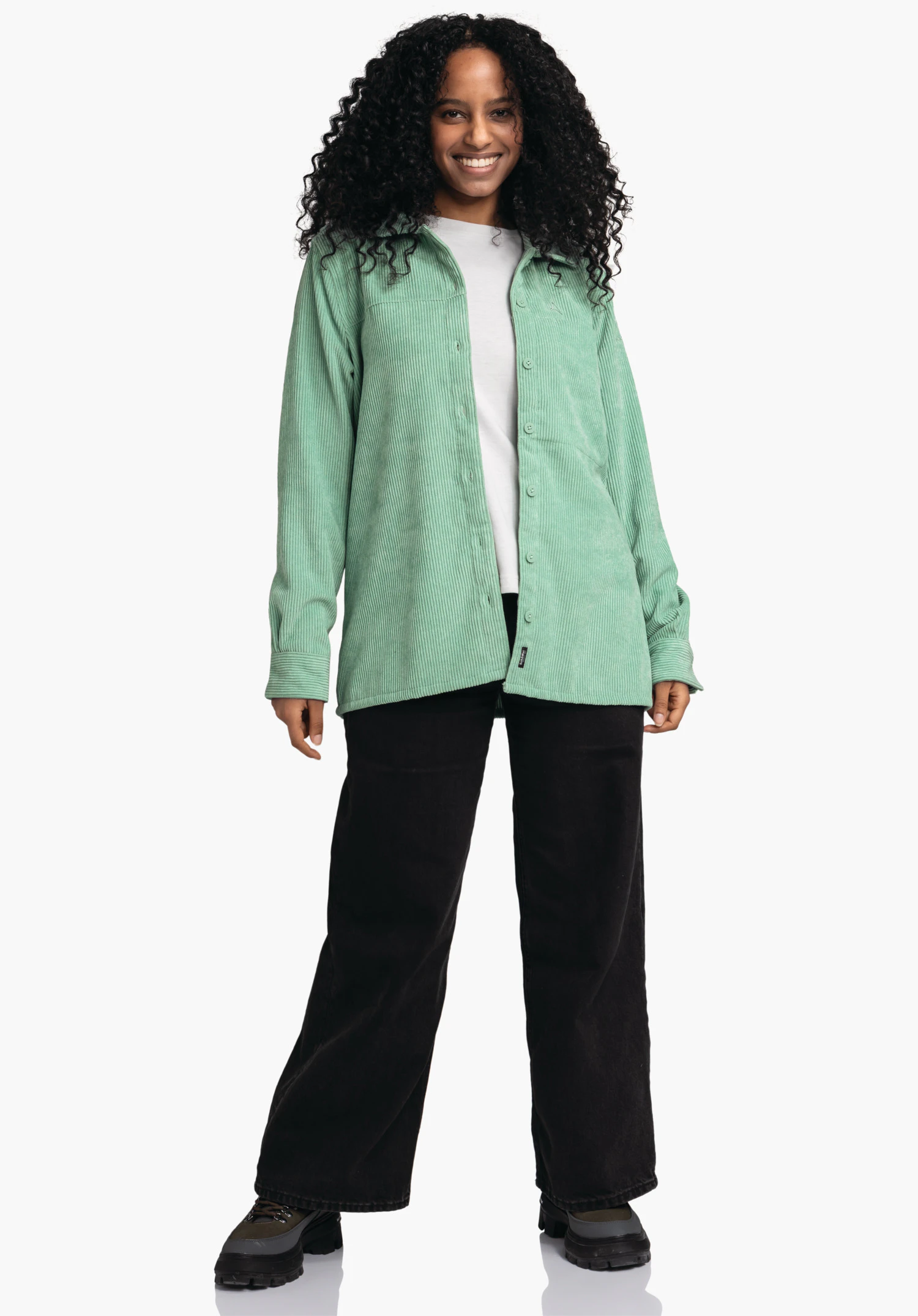 Blouse Style Lodos WMS toont de fijne ribstructuur van de groene corduroy stof en de bijpassende knopen als close-up voor een witte achtergrond.