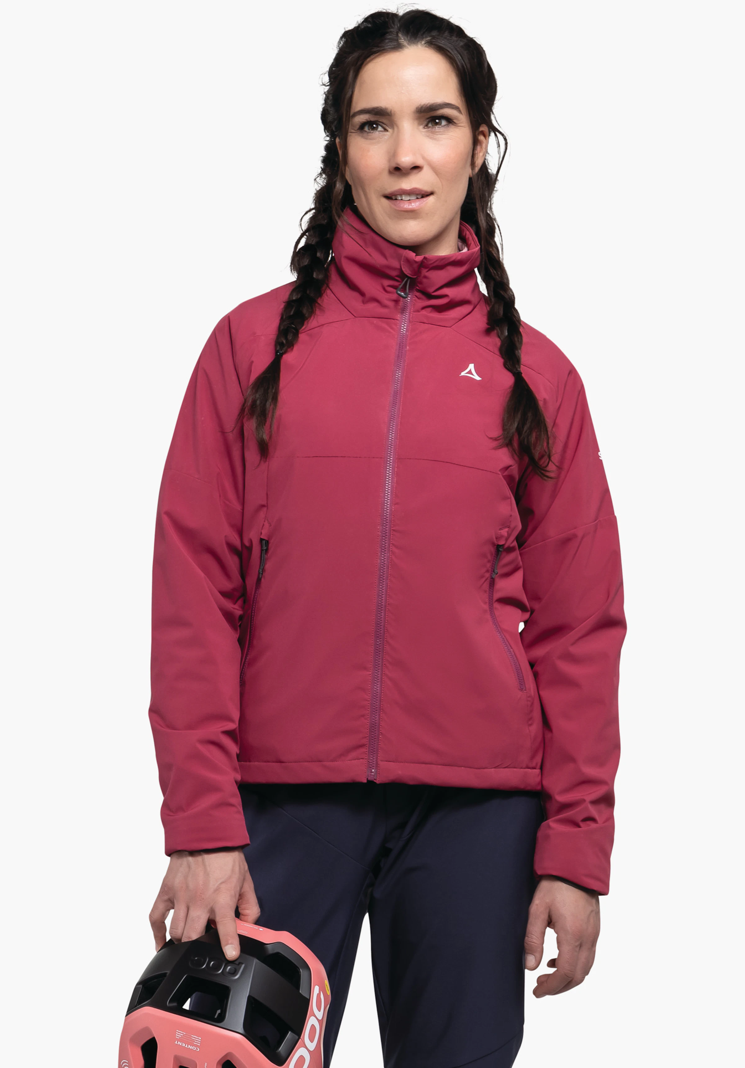 Ins Jacket Style Salza WMS vrouw draagt een donkerrode jas met Schöffel-logo, houdt een lichtrood-zwarte helm met opschrift "POC" vast, staat voor een witte achtergrond.