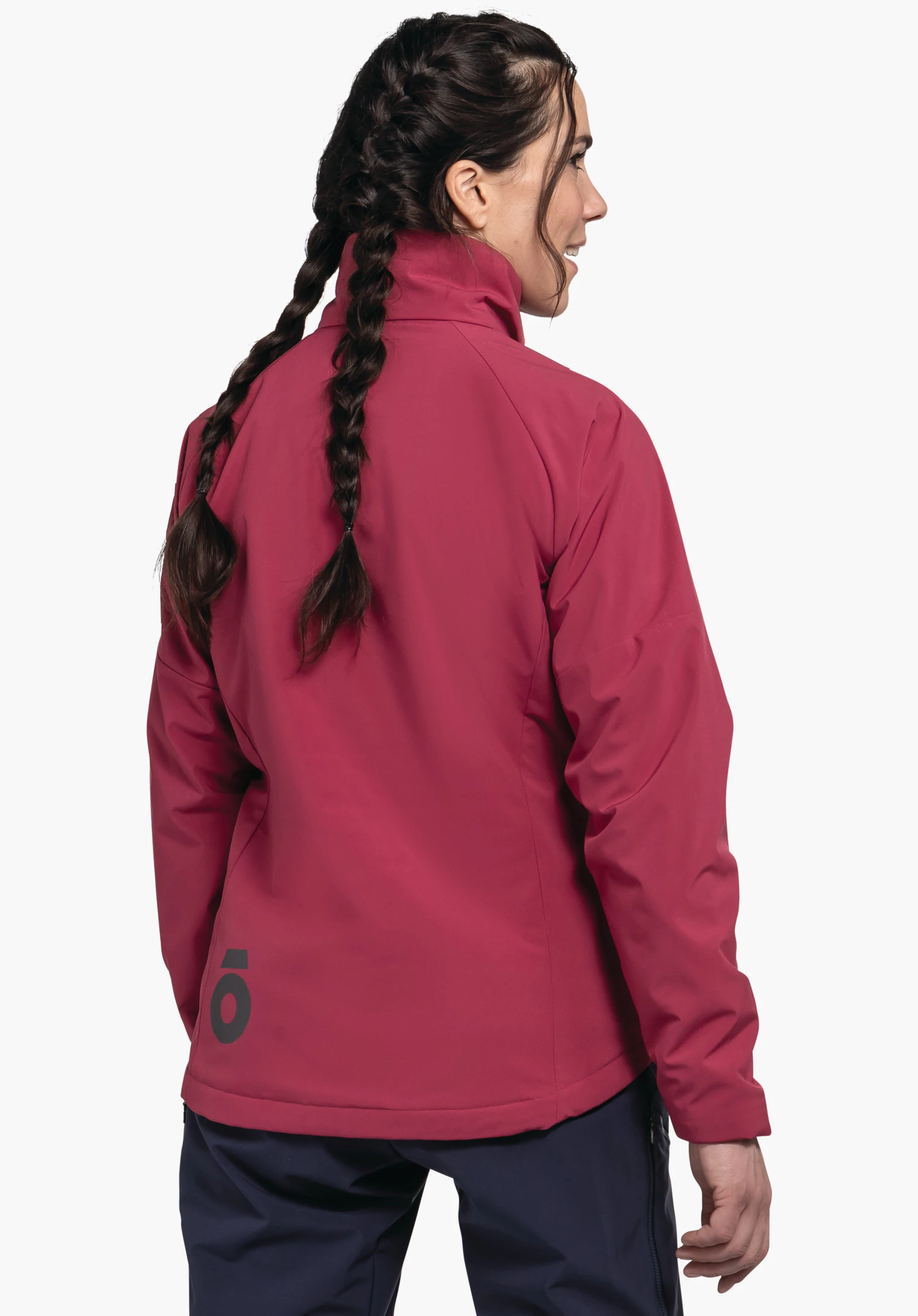 Ins Jacket Style Salza WMS donkerrode jas, gedragen door een vrouw; zij staat met de rug naar de camera, draait haar hoofd naar rechts en glimlacht; neutrale witte achtergrond, donkerblauwe broek.
