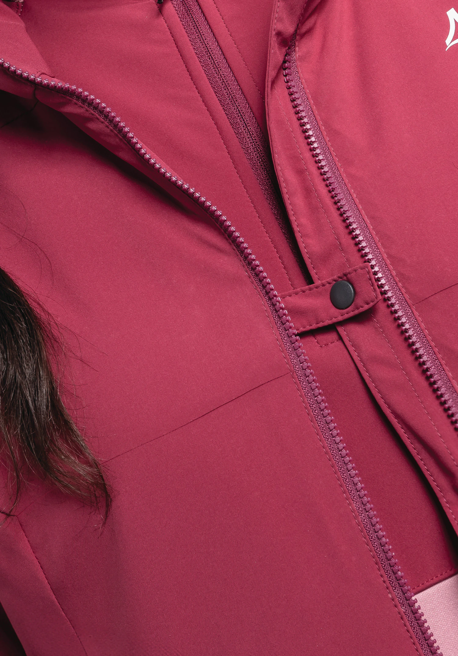 Ins Jacket Style Salza WMS toont het bovenste rode ritsgedeelte met een drukknoopsluiting en het witte Schöffel-logo op de schouder, close-up voor een witte/neutrale achtergrond.