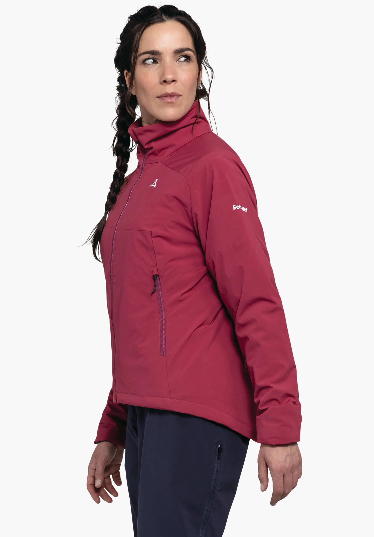 Ins Jacket Style Salza WMS donkerrode softshelljas, gedragen door een vrouw die de bovenromp licht naar rechts draait en rechtsboven kijkt; witte studioachtergrond; Schöffel-logo zichtbaar op de borst; tekst: "Schöffel".