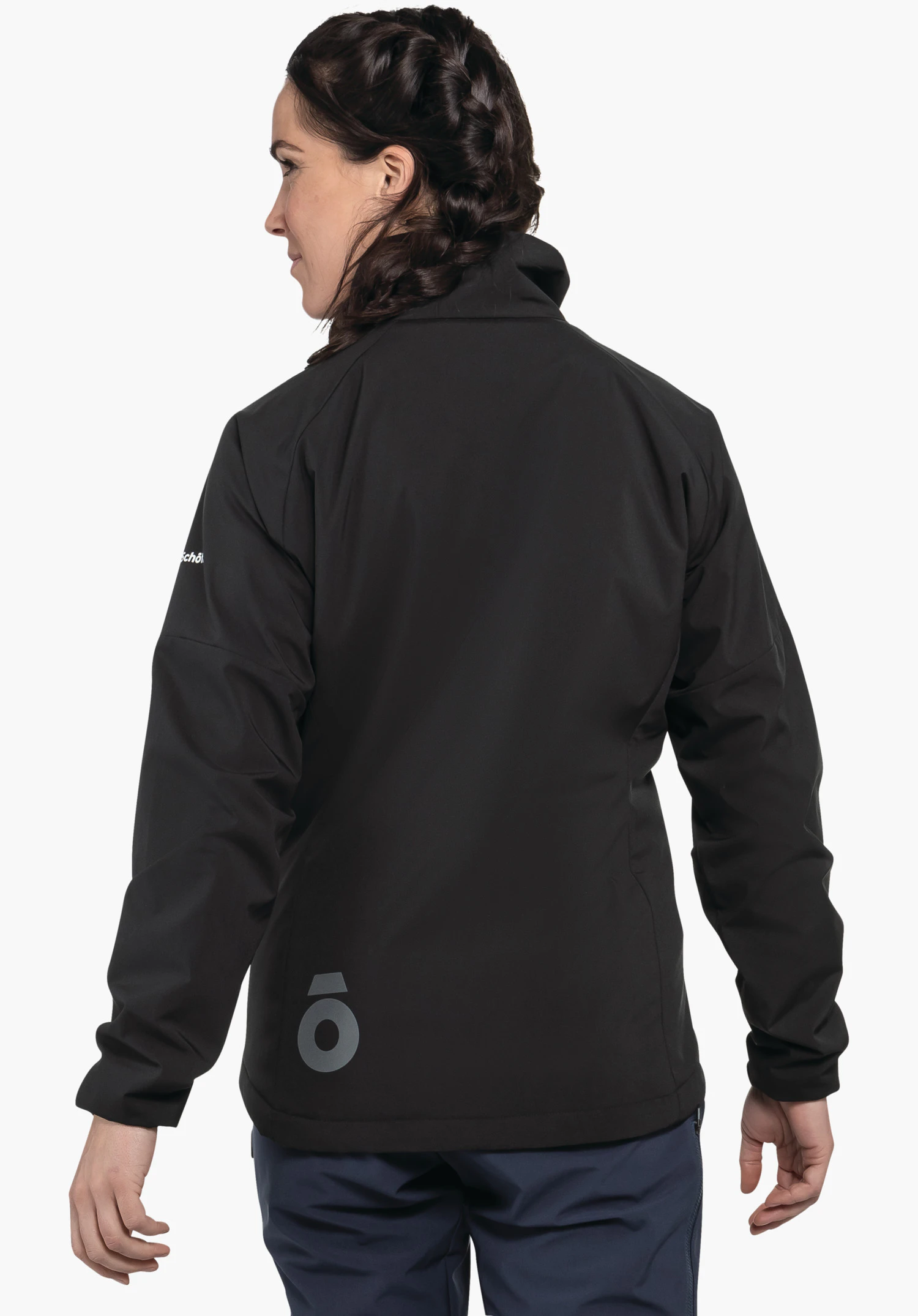 Ins Jacket Style Salza WMS donkerrode jas, gedragen door een vrouw; zij staat met de rug naar de camera, draait het hoofd naar rechts en glimlacht; neutrale witte achtergrond, donkerblauwe broek.