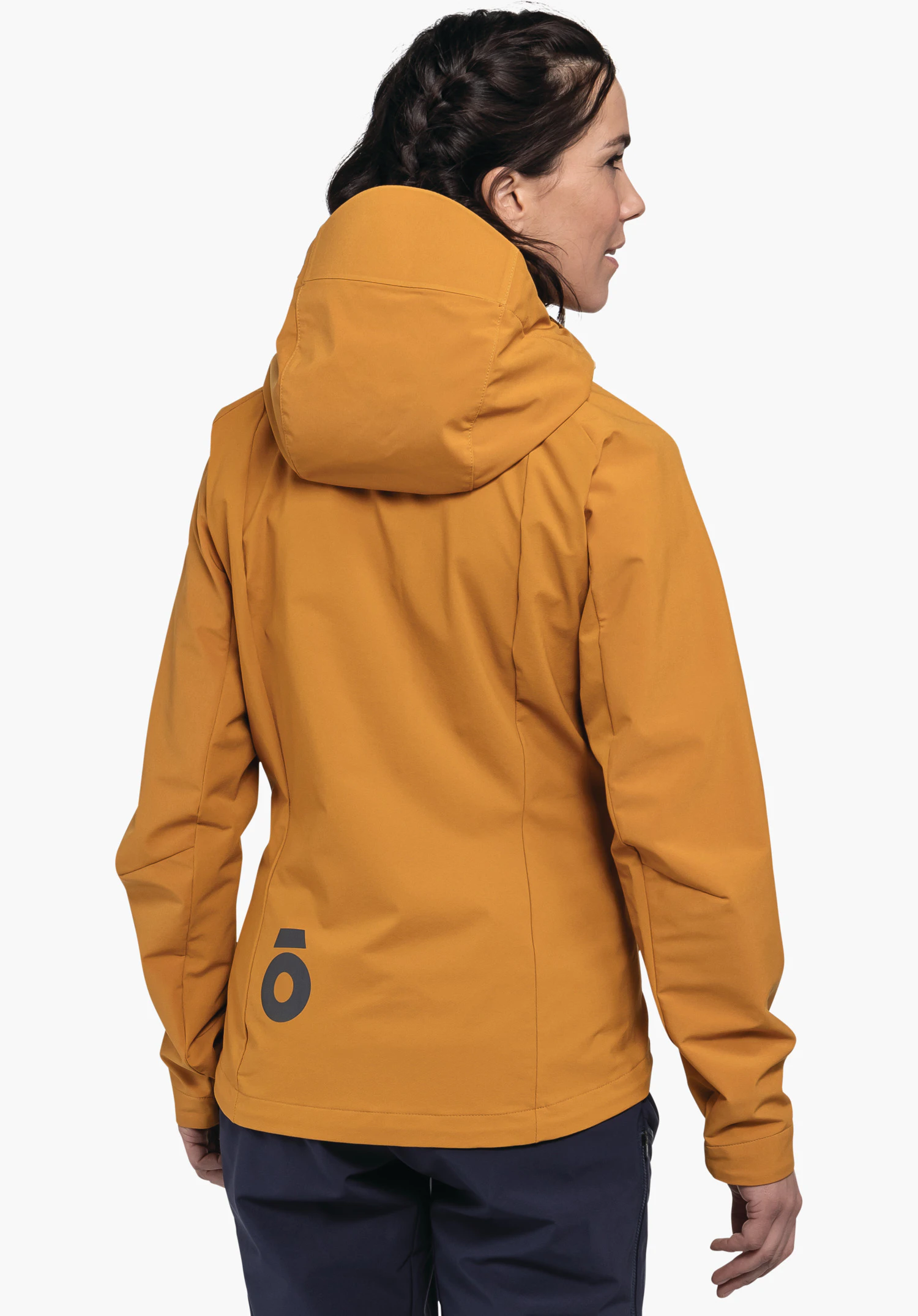 Hybrid Jk Style Salza WMS veste orange à capuche, portée par une personne se tenant et regardant vers la droite; la vue arrière montre une coupe cintrée et un pantalon bleu foncé devant un fond blanc.