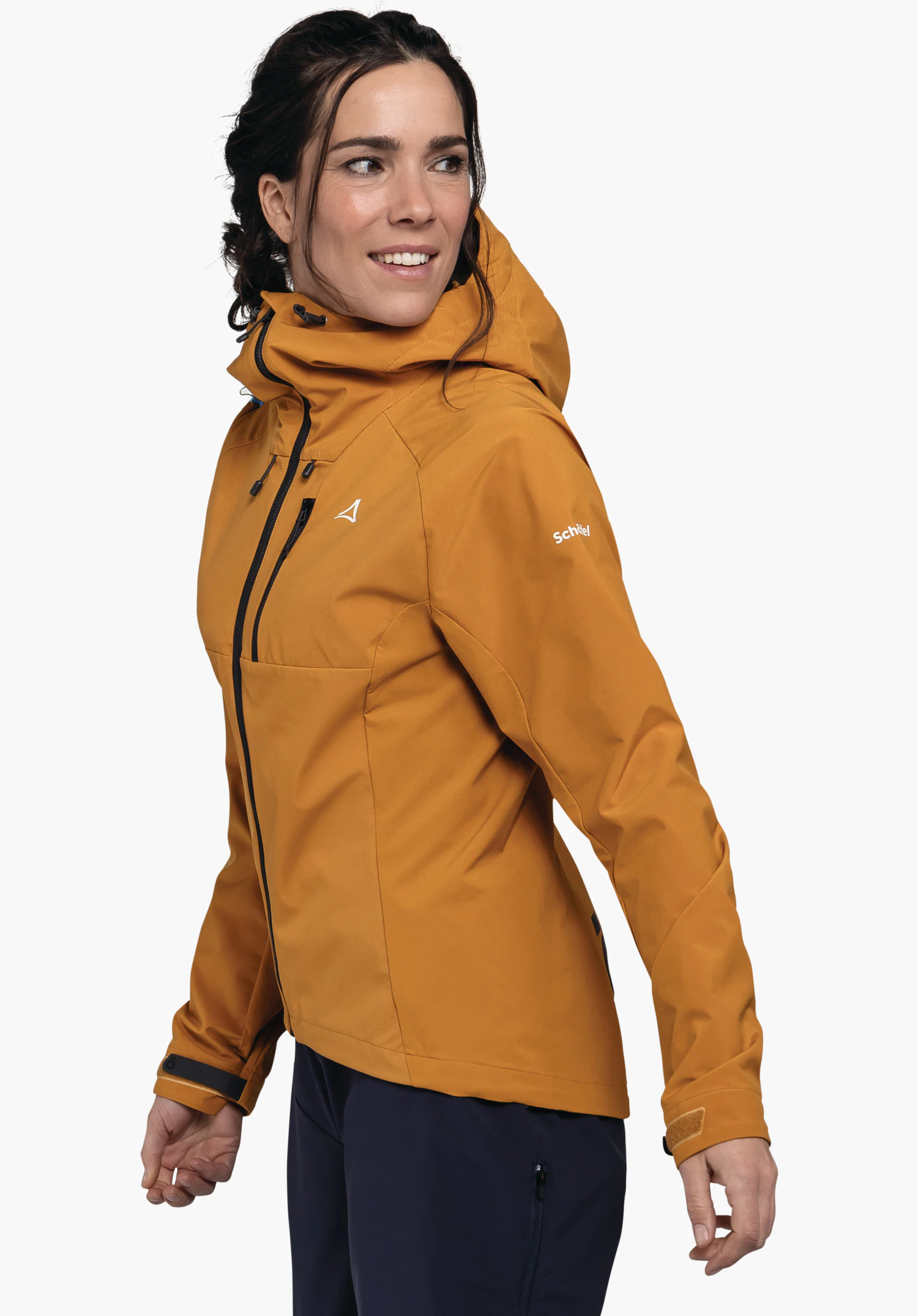 Hybrid Jk Style Salza WMS veste orange foncé à capuche (logo Schöffel sur la poitrine), portée par une personne regardant vers la droite; fermeture éclair noire; fond blanc. Texte sur la manche: "Schöffel".