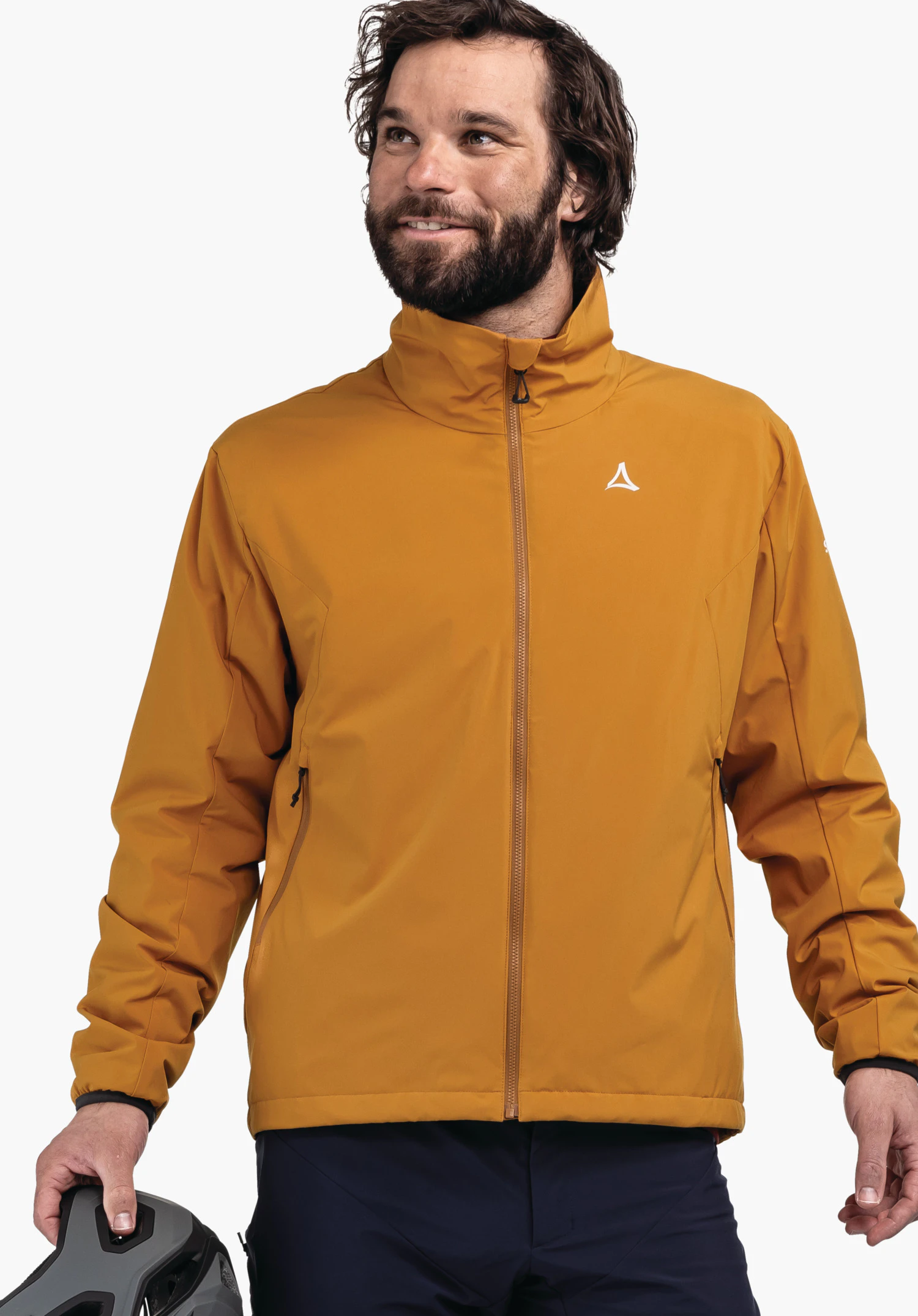 Ins Jacket Style Salza MNS dunkelgelbe, hochgeschlossene Jacke mit Reißverschluss; Mann trägt sie und hält einen hellgrauen Fahrradhelm; Schöffel-Logo weiß auf Brust; steht vor weißem Hintergrund, dunkelblaue Hose.