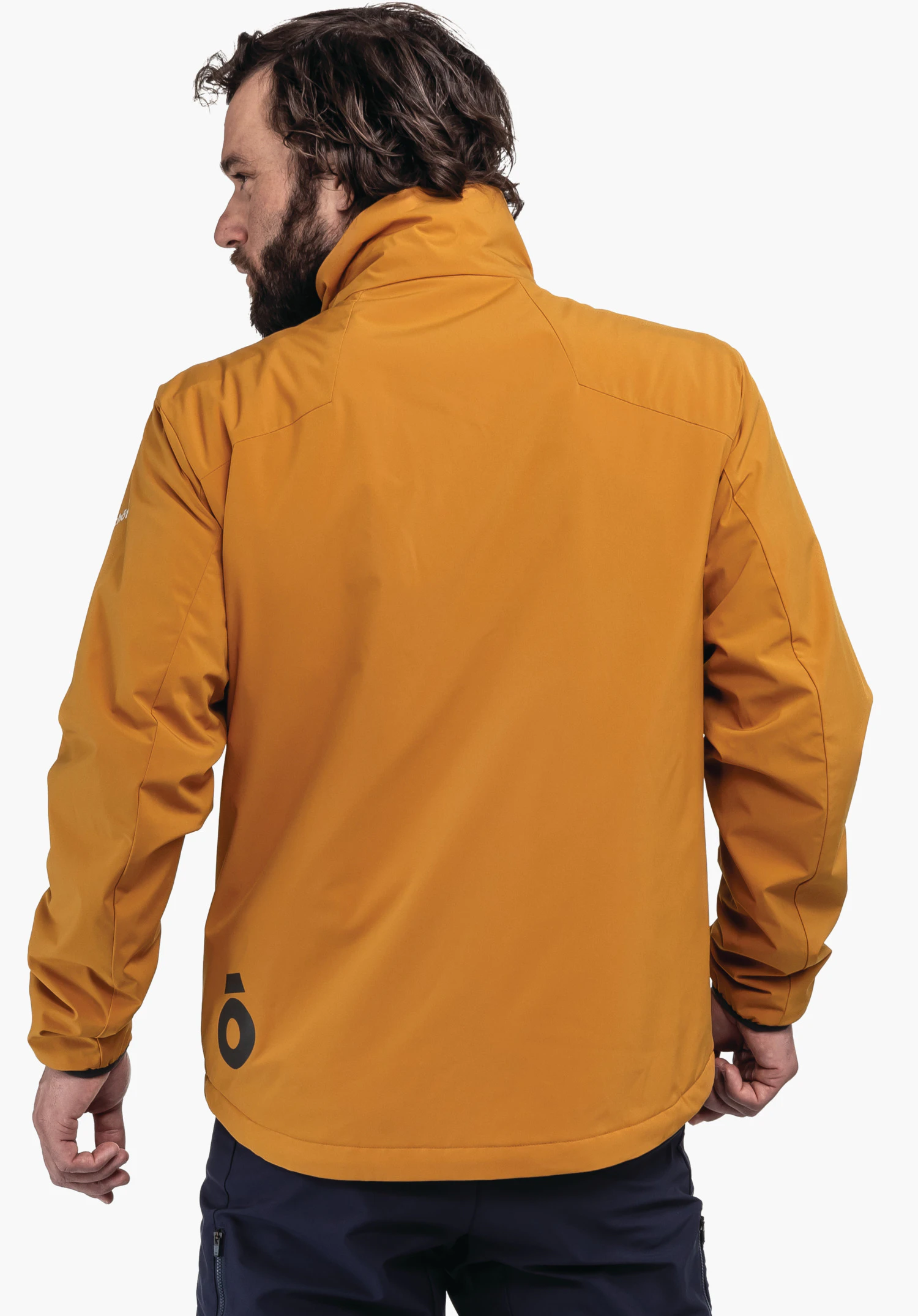 Ins Jacket Style Salza MNS Dunkel orange Jacke, getragen von einem Mann, steht mit dem Rücken zur Kamera, der Kopf nach links gedreht, kleines schwarzes Logo am Saum; dunkelblaue Hosen, weißer Hintergrund.