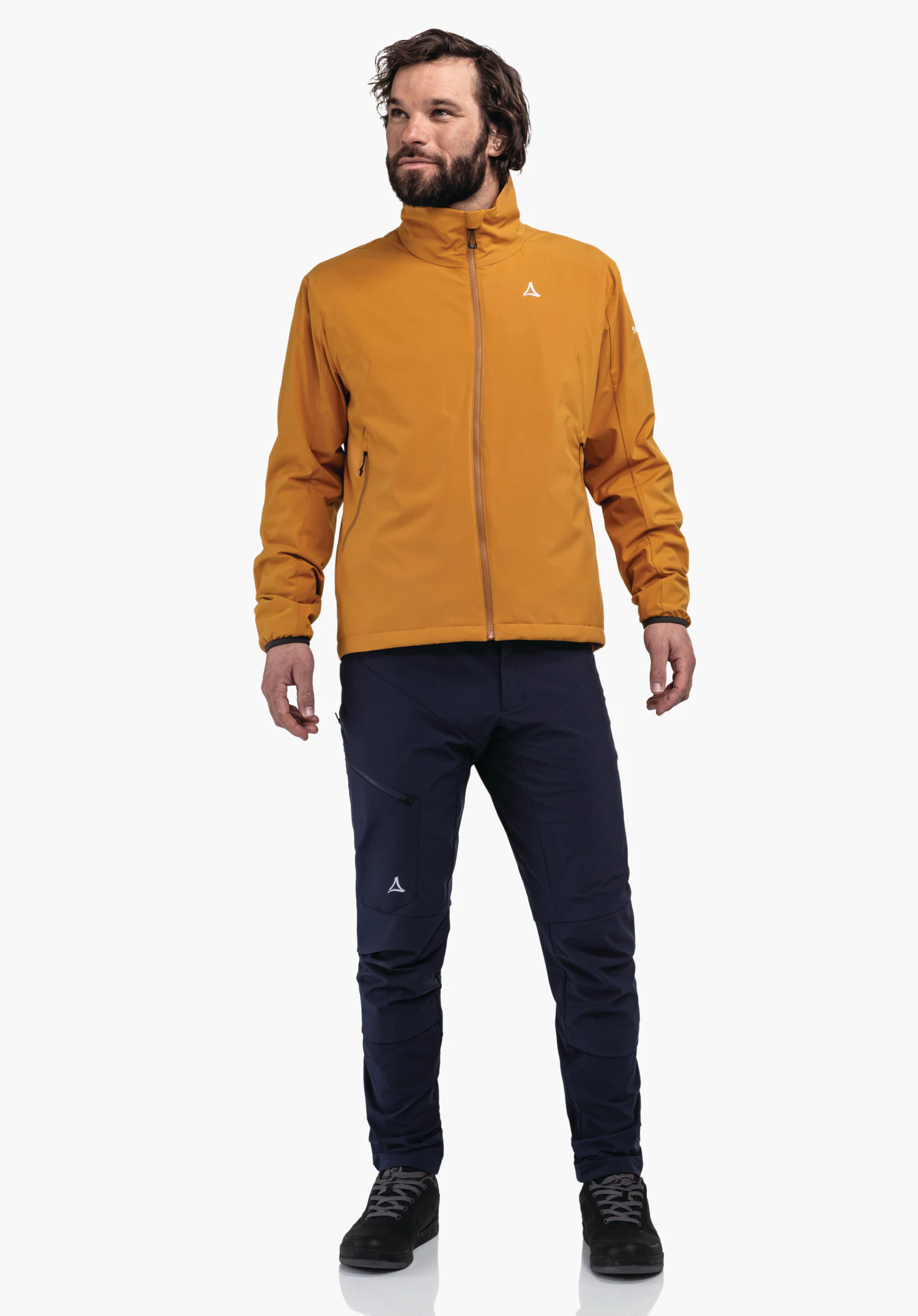 Ins Jacket Style Salza MNS zeigt das weiße Schöffel-Logo auf der linken Brustseite, platziert auf dem gelben Funktionsmaterial neben dem Frontreißverschluss und dem hohen Kragen. Nahaufnahme vor weißem Hintergrund.