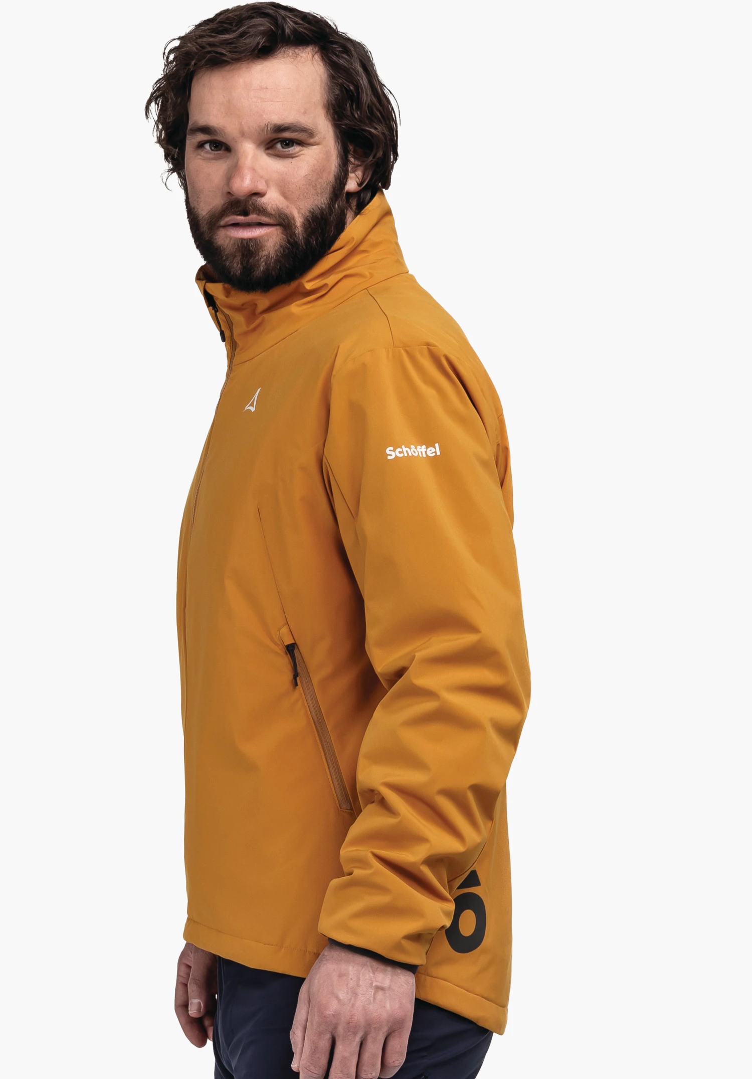 Ins Jacket Style Salza MNS dunkel orange Jacke mit Schöffel-Logo auf der Brust und dem Schriftzug "Schöffel" auf dem Ärmel, von einem Mann getragen, seitlich stehend vor weißem Hintergrund.