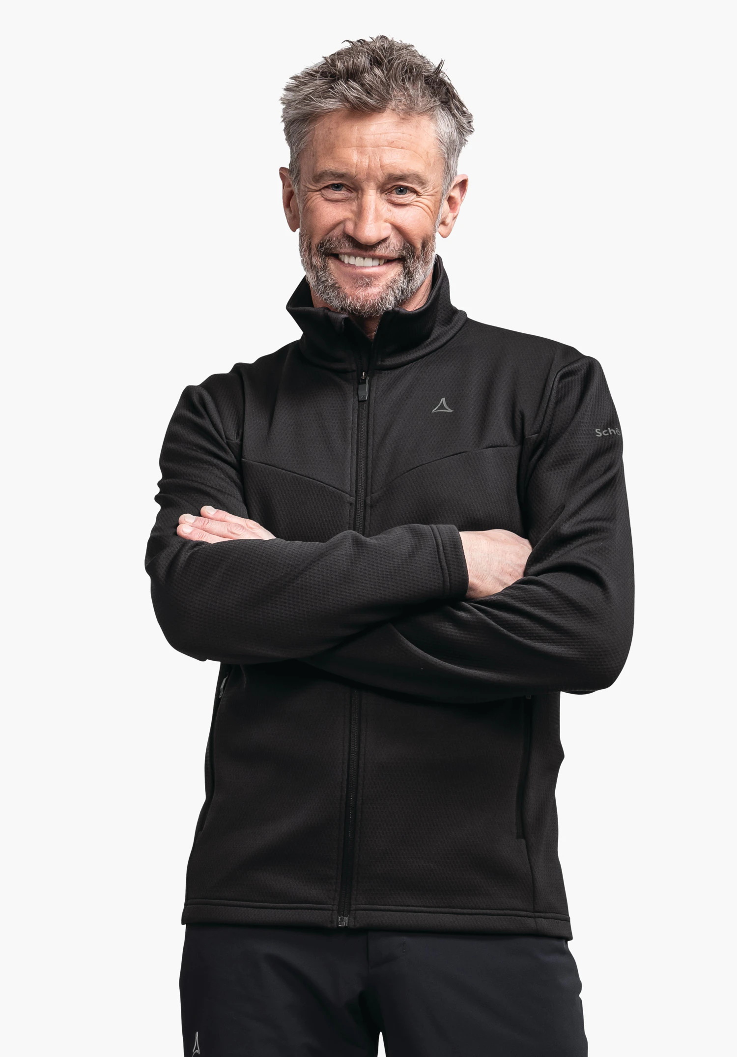 Fleece Jk Style Pine MNS Schwarze Jacke, Mann lächelt und steht mit verschränkten Armen; Schöffel-Logo auf Brust, Schrift "Schöffel" auf Ärmel; freigestellter weißer Hintergrund.