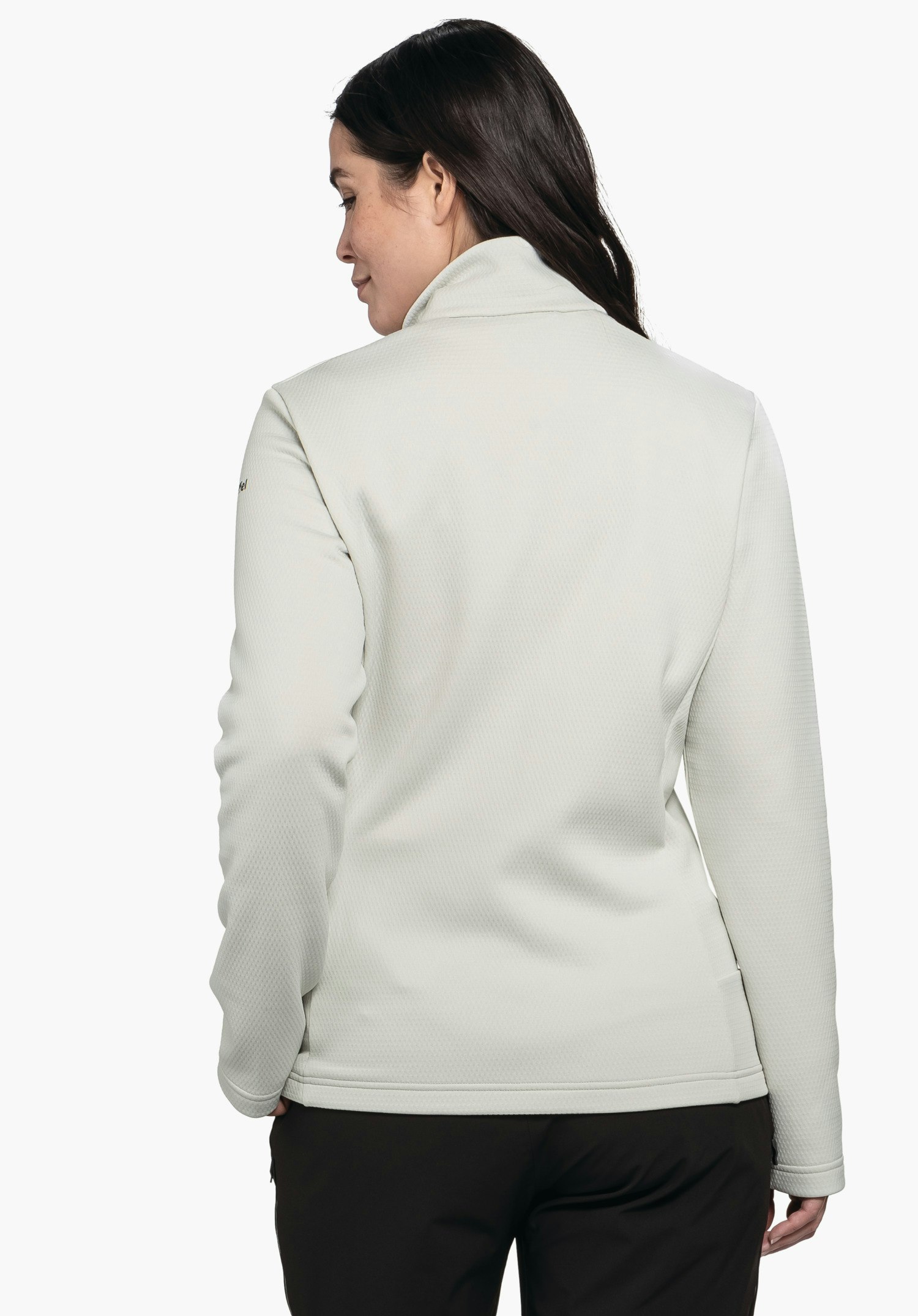 Fleece Jk Style Pine WMS veste blanc clair, personne debout dos à la caméra, tête légèrement tournée sur le côté; contexte: fond studio blanc épuré, pantalon foncé visible en bas de l’image.