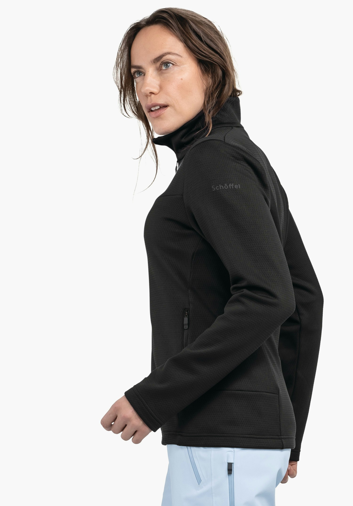Fleece Jk Style Pine WMS veste vert clair, portée par une femme souriante; logo Schöffel sur la poitrine, texte "Schöffel" sur la manche; pose debout devant fond clair.