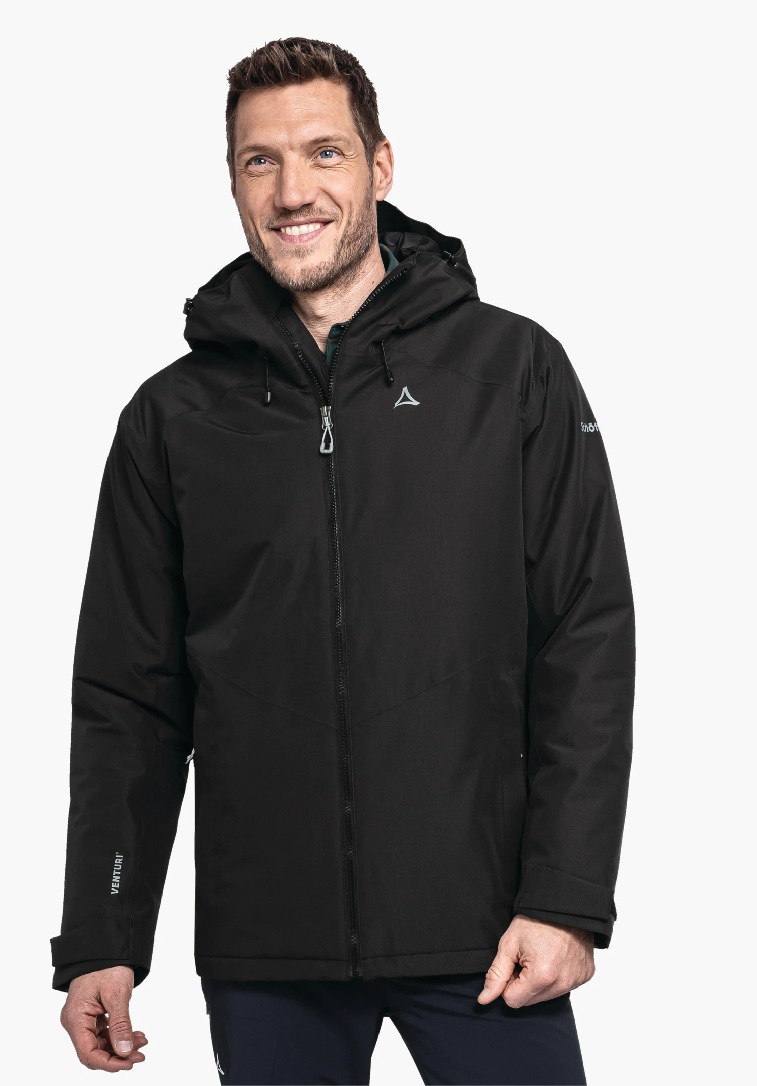 Ins Jacket Style Wildkar MNS schwarz Kapuzenjacke getragen von lächelndem Mann vor hellem Hintergrund; Schöffel-Logo auf der Brust. Text auf Ärmel: VENTURI; Schöffel.