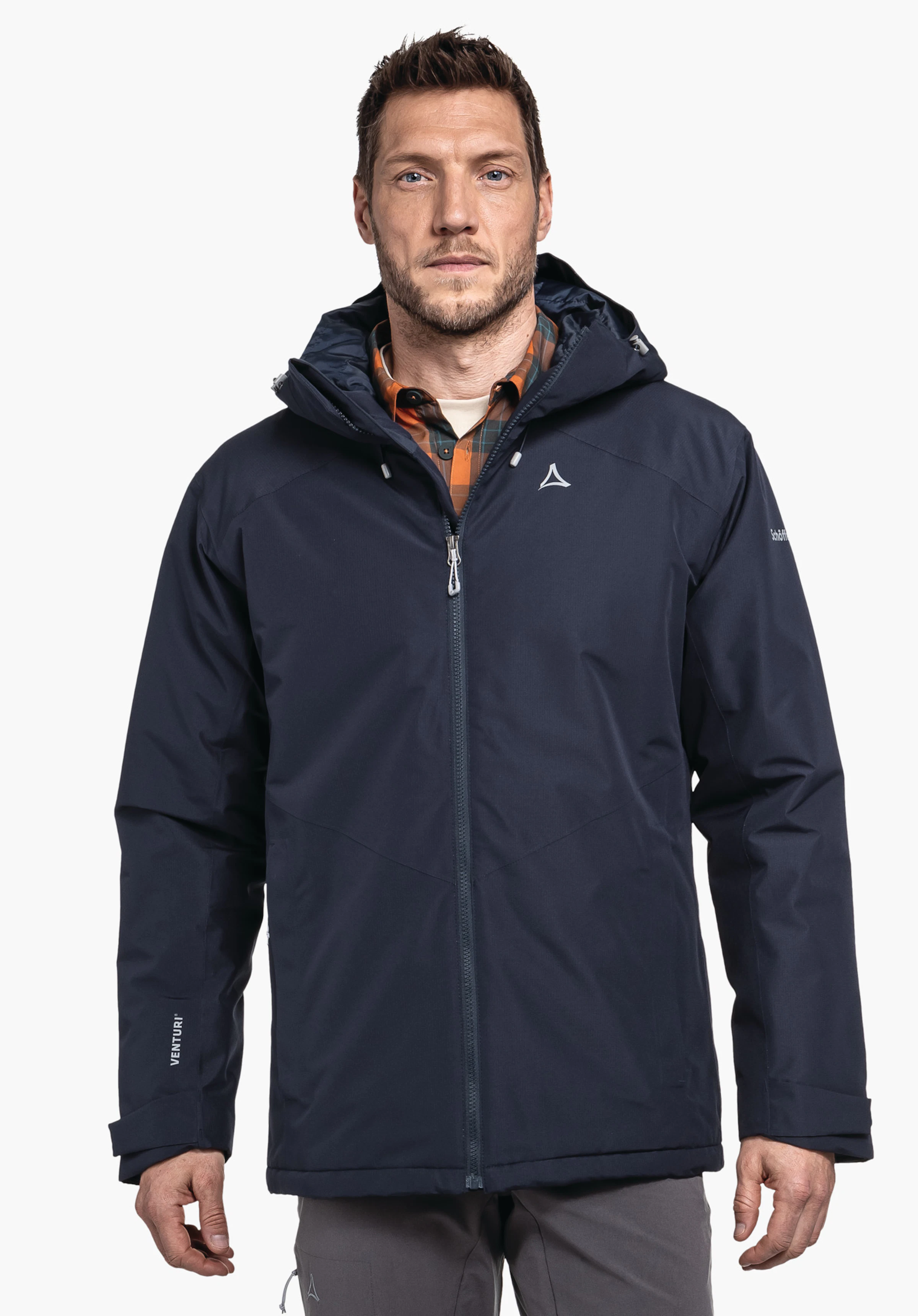 Ins Jacket Style Wildkar MNS Veste outdoor bleu foncé portée par un homme, zip fermé, devant un fond blanc. Logo Schöffel sur la poitrine. Texte sur les manches: « VENTURI », « schöffel ».