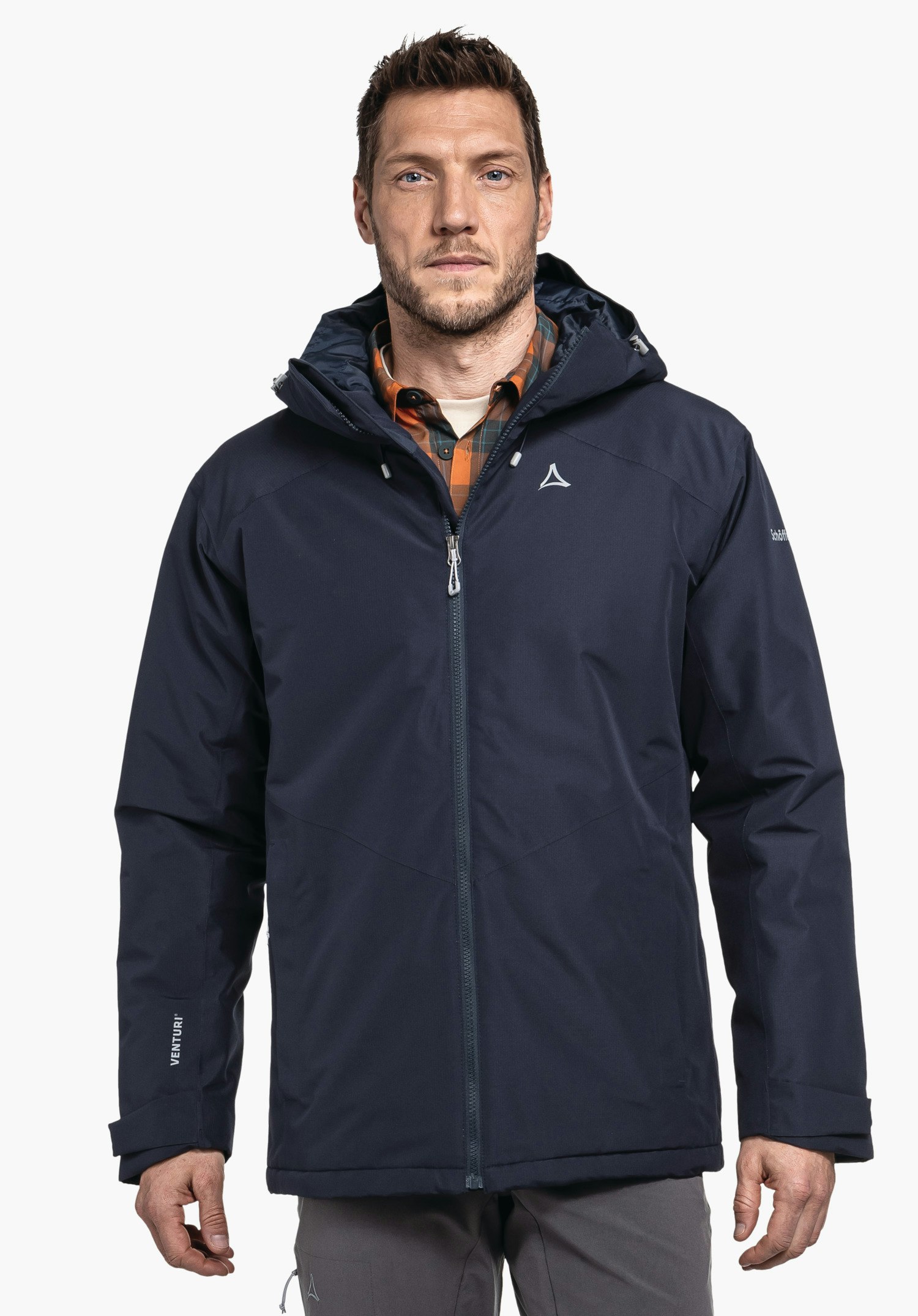 Ins Jacket Style Wildkar MNS Dunkelblaue Outdoorjacke, getragen von einem Mann, Reißverschluss geschlossen, vor weißem Hintergrund. Schöffel-Logo auf der Brust. Text auf Ärmeln: "VENTURI", "schöffel".