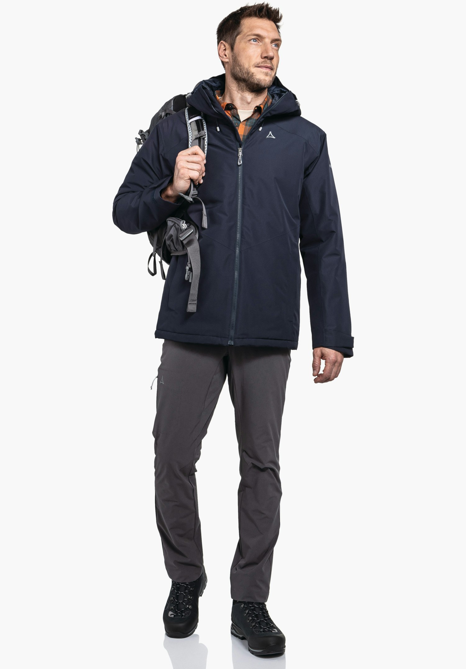 Ins Jacket Style Wildkar MNS fokussiert auf das weiße Schöffel-Logo auf der Brust und die feine Struktur des blauen Obermaterials als Nahaufnahme vor weißem Hintergrund.