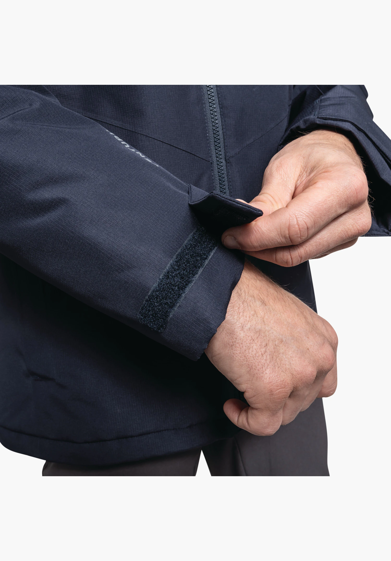 Ins Jacket Style Wildkar MNS, der verstellbare Ärmelabschluss mit Klettverschluss in Blau, der eine individuelle Anpassung ermöglicht, als Nahaufnahme vor weißem/neutralem Hintergrund.
