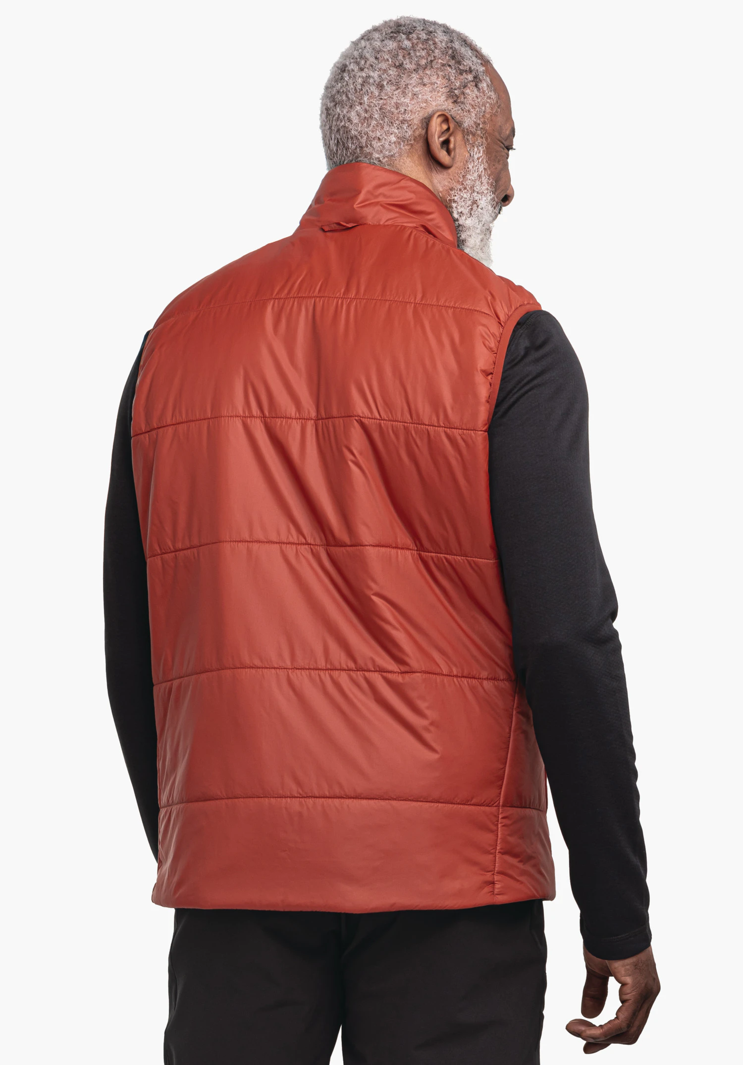 Ins Vest Style Yew MNS donkerrode gewatteerde bodywarmer, van achteren gedragen door een man met wit haar; hij staat licht gedraaid en draagt een zwart shirt met lange mouwen voor een lichte achtergrond.
