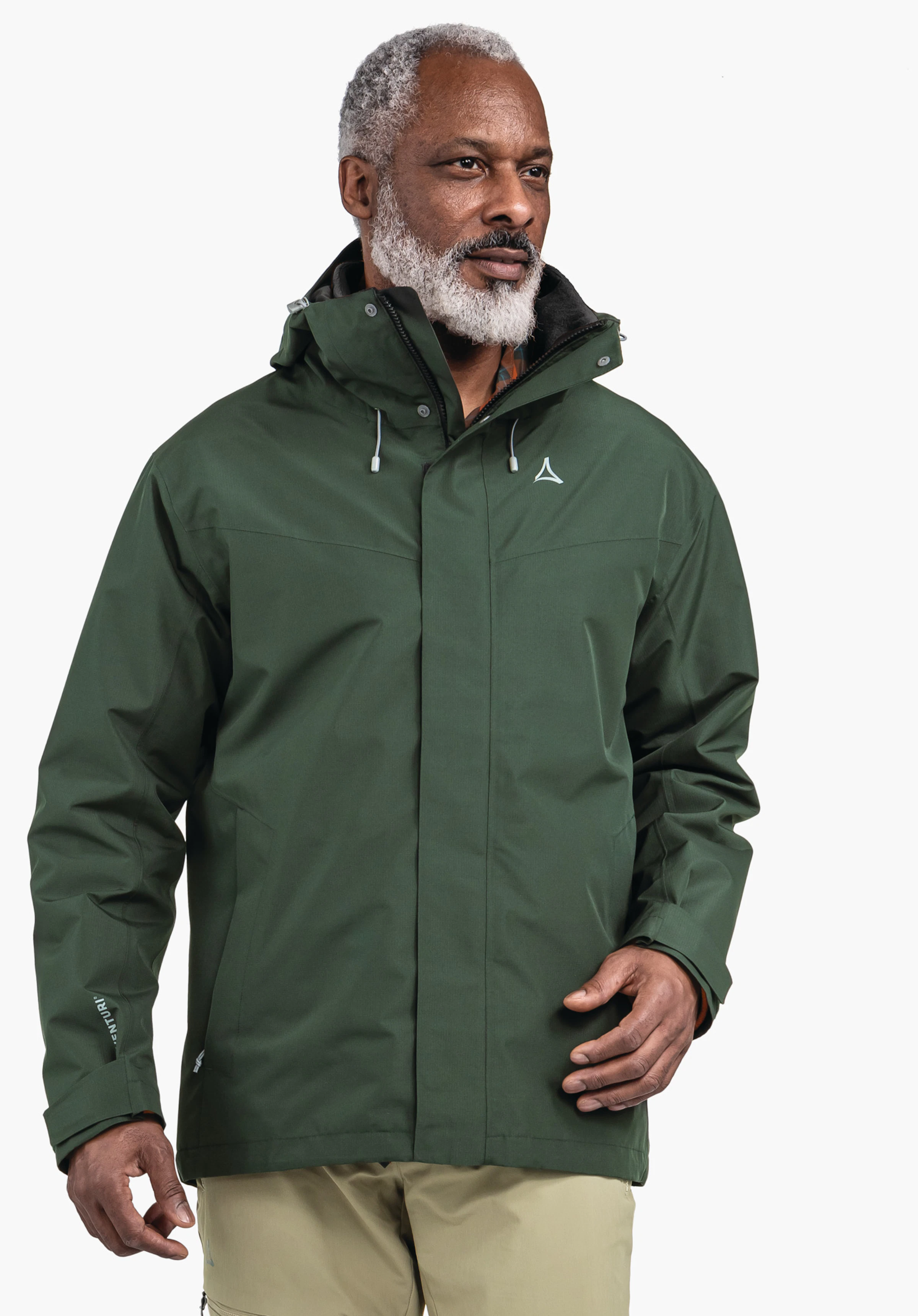 3in1 Jacket Style Okere MNS Dunkelgrüne Outdoorjacke mit Schöffel-Logo, getragen von einem stehenden Mann; Kapuze leicht geöffnet, Hände an den Seiten, vor weißem Hintergrund. Text auf Ärmel: "VENTURI".