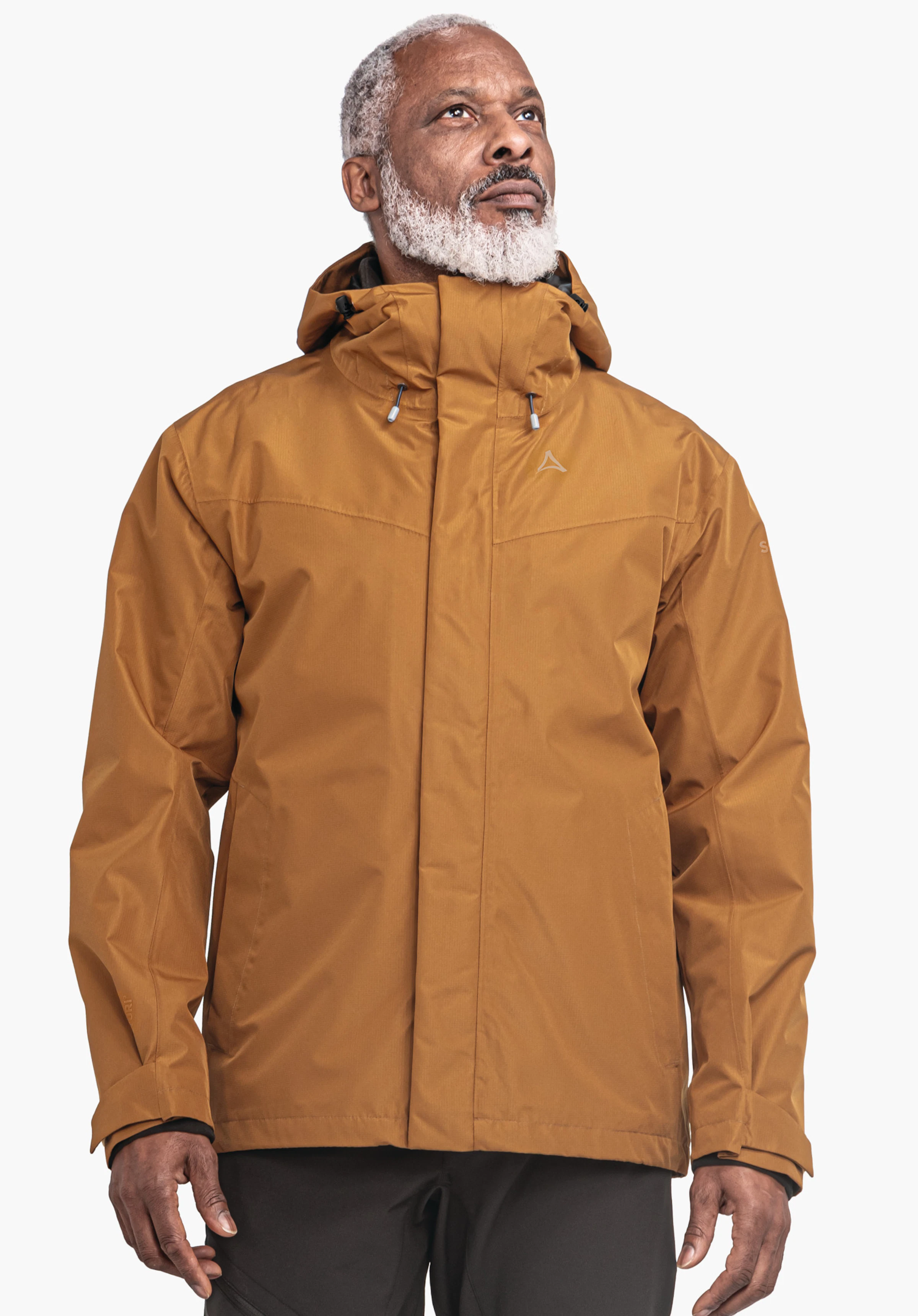 3in1 Jacket Style Okere MNS Dunkelorange Jacke, getragen von einem Mann mit grauem Bart, der nach oben blickt; Kapuze hochgezogen, sichtbares Schöffel-Logo auf der Brust, neutraler weißer Hintergrund.