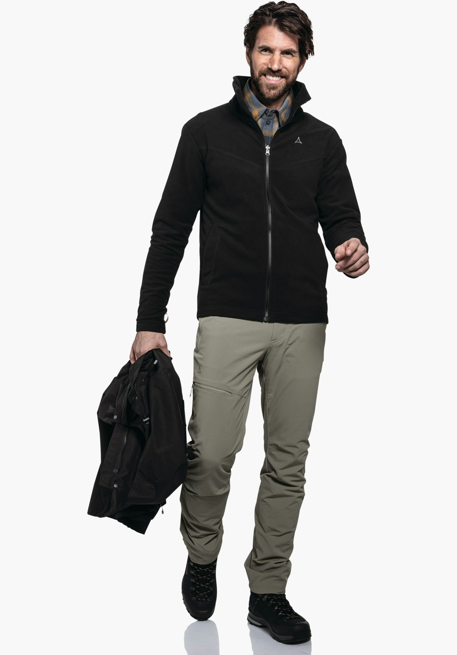 3in1 Jacket Style Okere MNS, Detailansicht des schwarzen Materials im Brustbereich mit sichtbarem Reißverschluss und dem Schöffel-Logo, Nahaufnahme vor weißem/neutralem Hintergrund.
