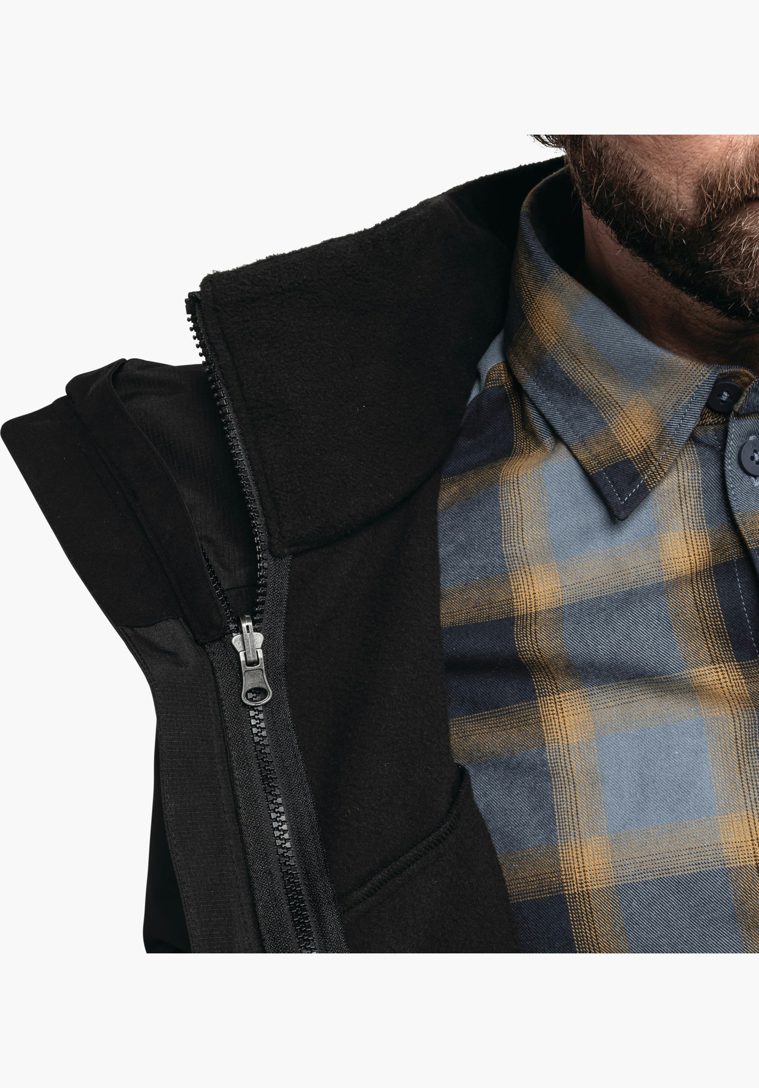 3in1 Jacket Style Okere MNS. Detailansicht des Reißverschlusses am Kragen, der die schwarze Außenjacke mit der Fleece-Innenjacke verbindet. Nahaufnahme vor weißem/neutralem Hintergrund.