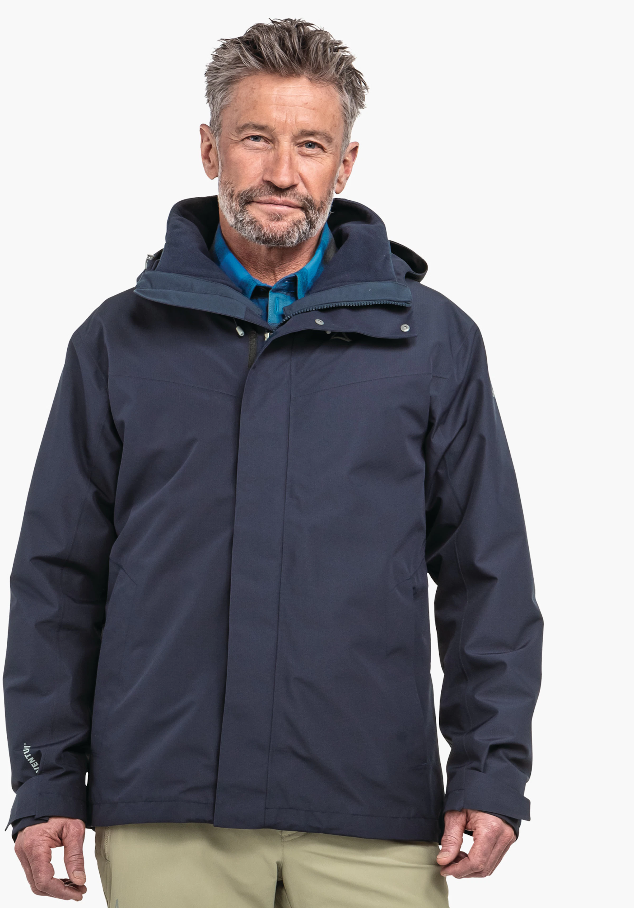 3in1 Jacket Style Okere MNS Jacke dunkel blau, getragen von einem Mann, frontal stehend; Kapuze, über hell blauem Hemd kombiniert, hell braune Hose, neutraler weißer Hintergrund. Text auf Ärmel: "VENTURI".