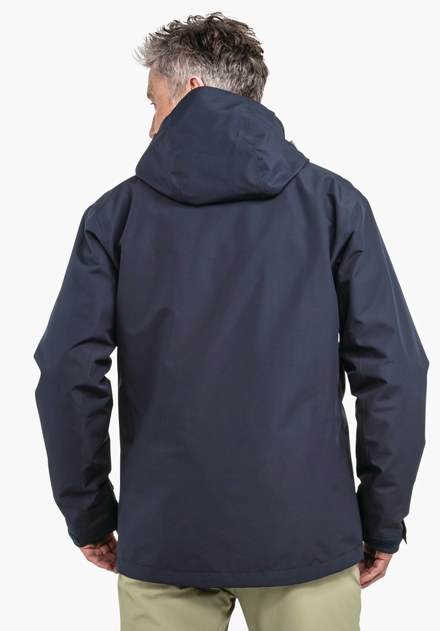 3in1 Jacket Style Okere MNS Dunkelblaue Jacke, getragen, Rückenansicht mit aufliegender Kapuze; Person steht vor weißem Hintergrund; sichtbare hellgrüne Hose.