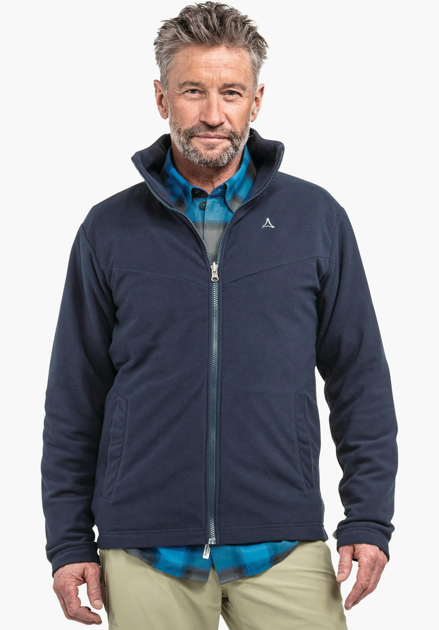 3in1 Jacket Style Okere MNS dunkelblaue Fleecejacke mit Schöffel-Logo, vorne geschlossen; getragen von stehendem Mann; darunter hellblaues kariertes Hemd; weißer Hintergrund, Studioaufnahme.