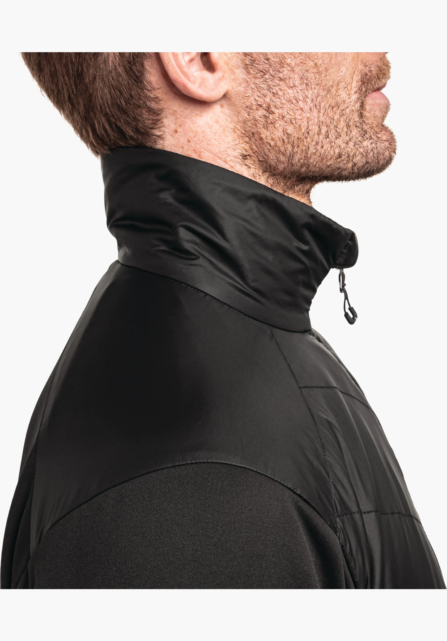 Hybrid Jk Style Cascata MNS, focus op de hoge opstaande kraag en de materiaalmix van glad schoudergedeelte en getextureerde stof in zwart, close-up voor een witte achtergrond.