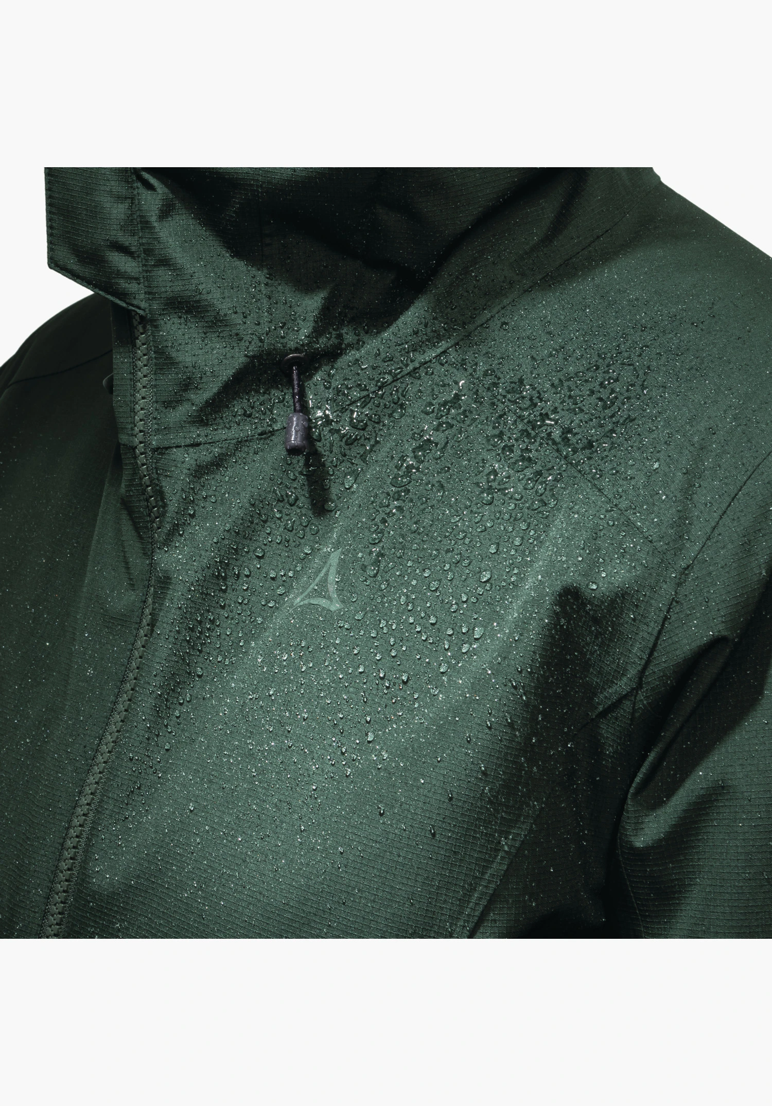 Ins Jacket Style Wildkar WMS montre la texture déperlante du tissu vert avec des gouttes d'eau, le logo Schöffel discret et le cordon de serrage au col. Gros plan sur fond blanc/neutre.