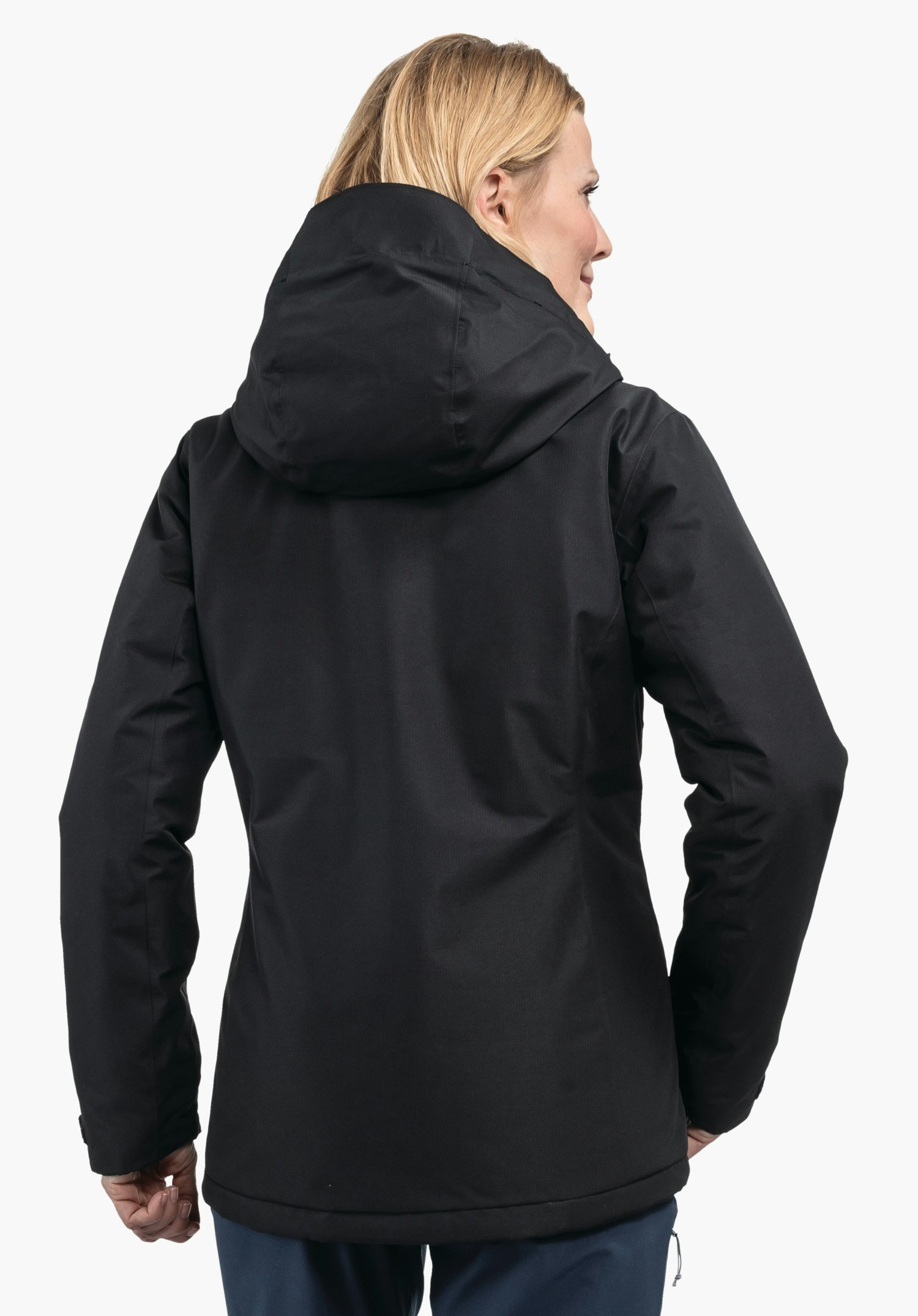 Ins Jacket Style Wildkar WMS veste noire, portée par une personne debout, tête légèrement tournée vers la droite, capuche relevée; bras détendus sur les côtés, fond blanc neutre.