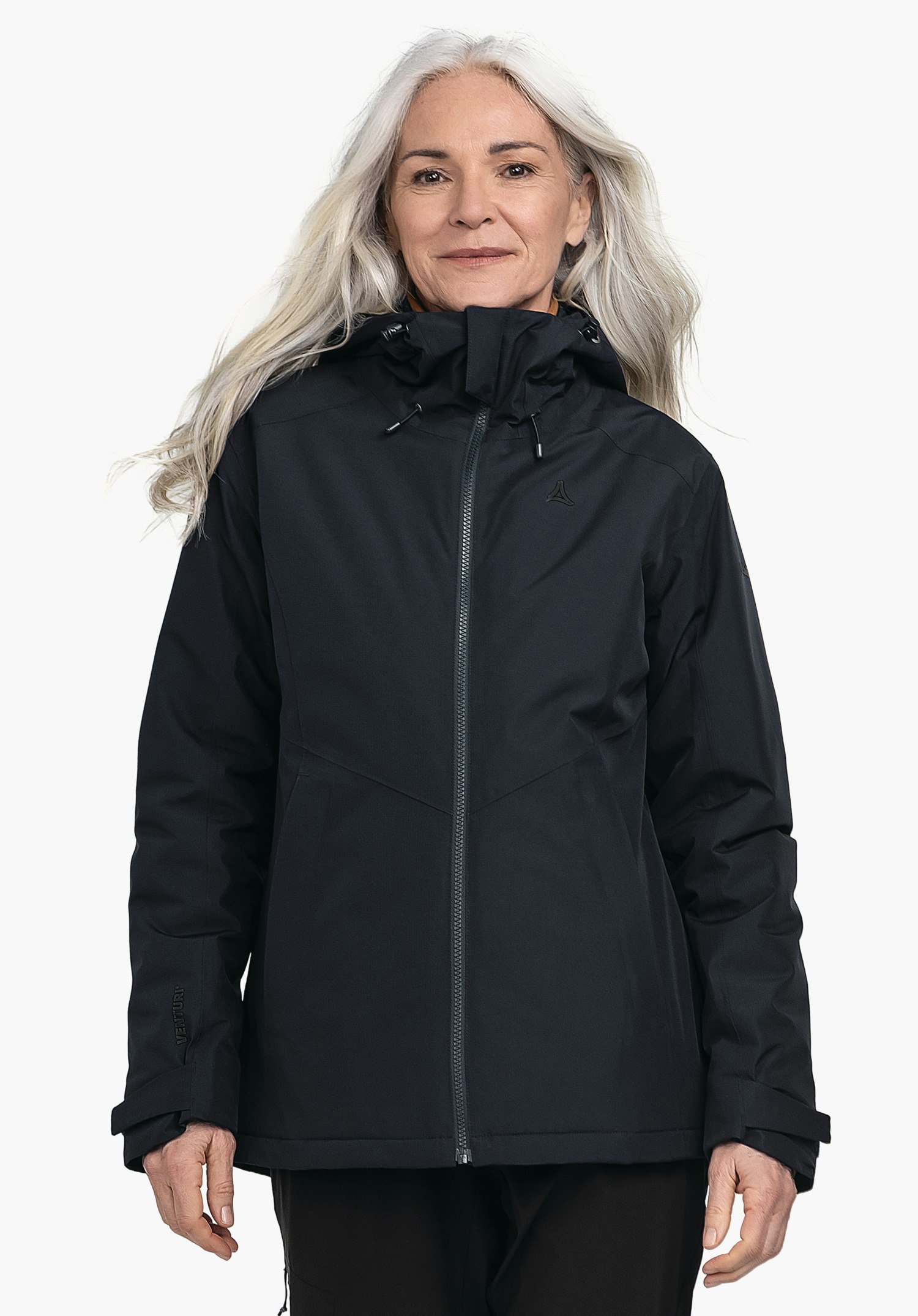 Ins Jacket Style Wildkar WMS Veste bleu foncé portée par une femme âgée; zip fermé; logo Schöffel sur la poitrine; marquage de manche «VENTURI»; capuche relevée; fond clair neutre.