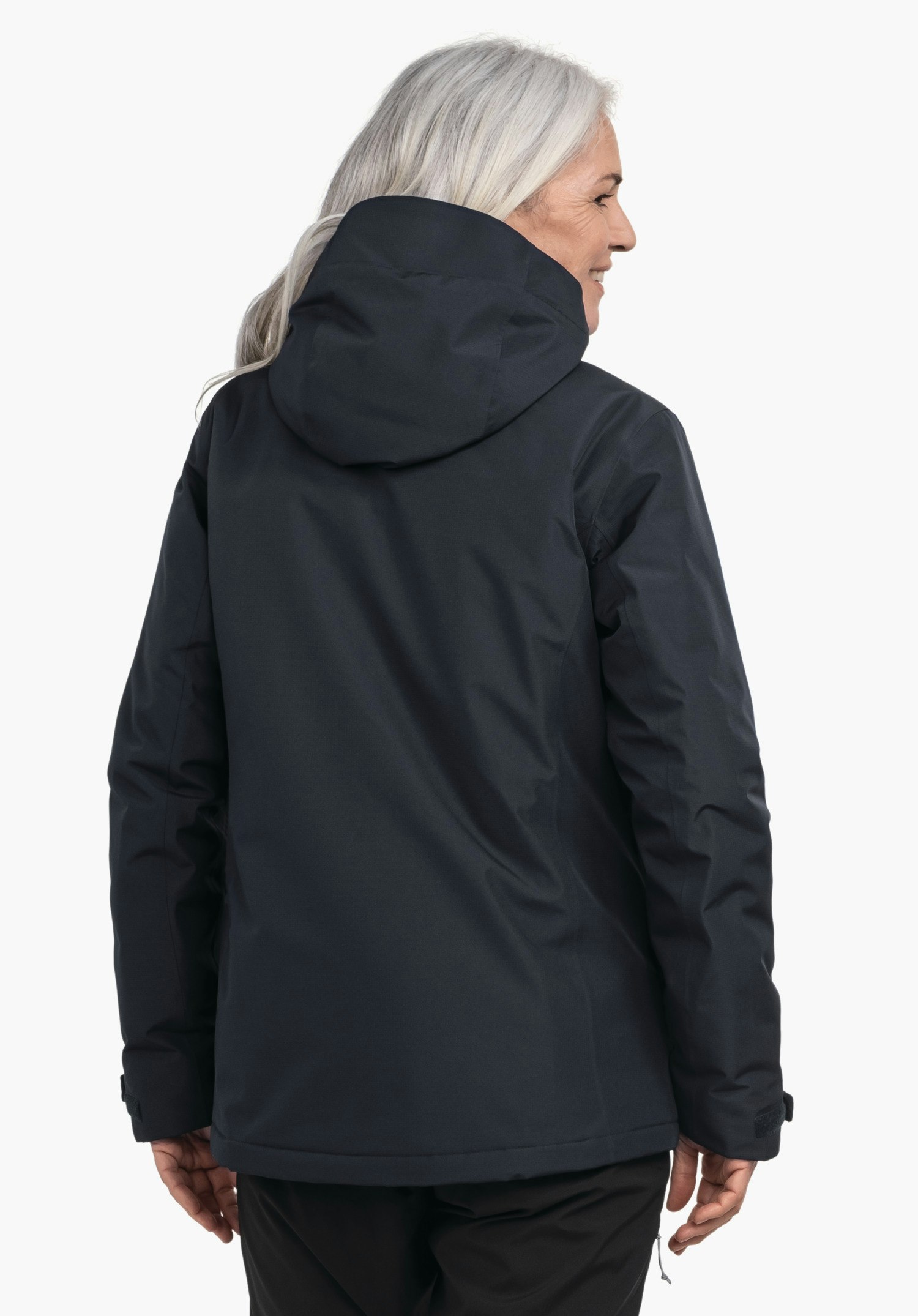 Ins Jacket Style Wildkar WMS dunkelblaue Jacke; Frau trägt sie rückwärts, Kapuze aufgesetzt; weiße Haare sichtbar; Hände locker neben dem Körper; neutraler weißer Hintergrund.